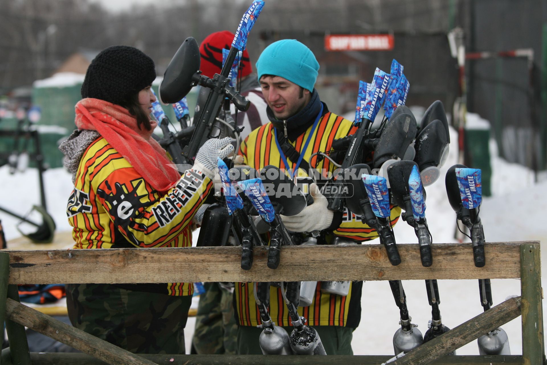 Игра в пейнтбол на военно -спортивной игре \"Вперед, мальчишки\", Москва, 26 февраля 2011 года.