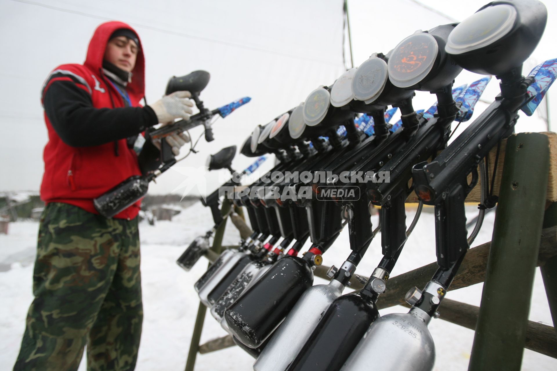 Игра в пейнтбол на военно -спортивной игре \"Вперед, мальчишки\", Москва, 26 февраля 2011 года.