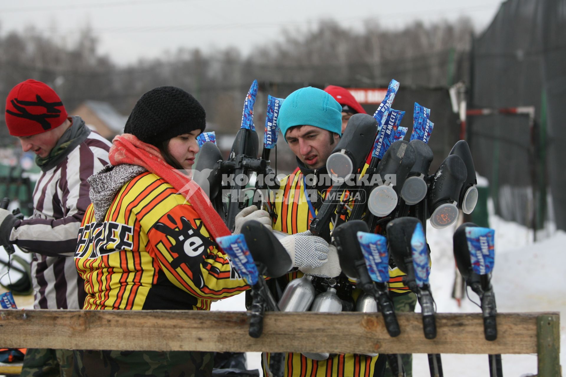 Игра в пейнтбол на военно -спортивной игре \"Вперед, мальчишки\", Москва, 26 февраля 2011 года.