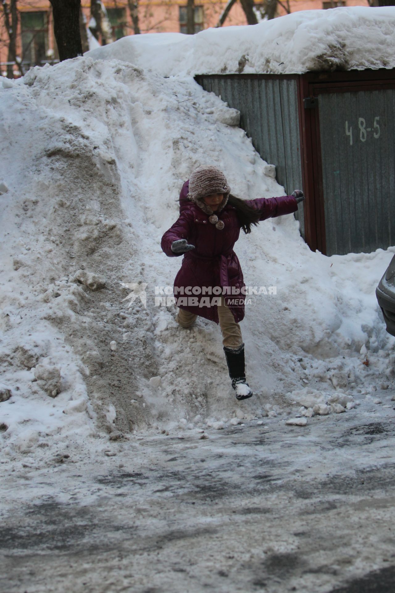 21 февраля 2011г. Гаражи занесенные снегом, дети,