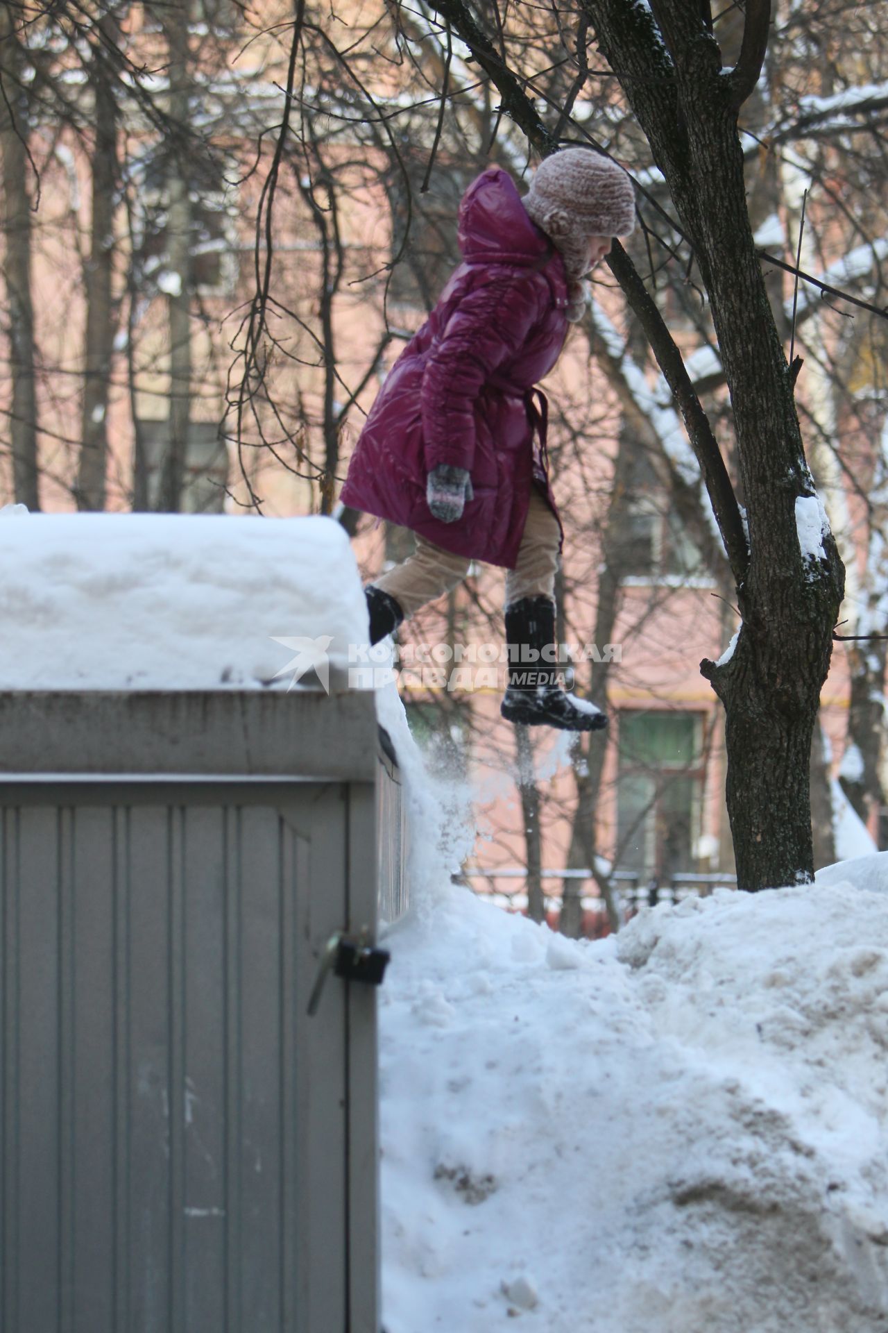 21 февраля 2011г. Гаражи занесенные снегом, дети