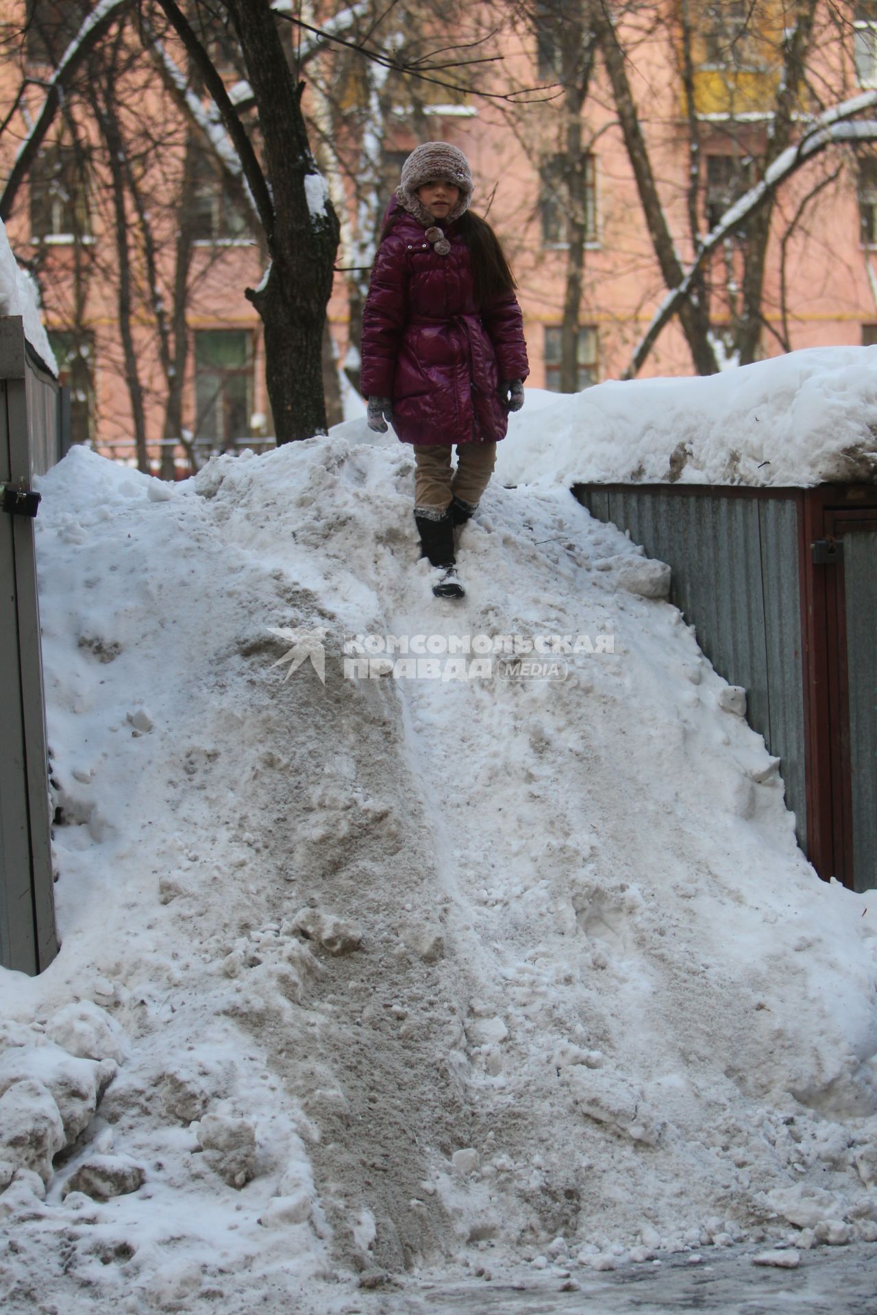 21 февраля 2011г. Гаражи занесенные снегом, дети, девочка на крыше гаража