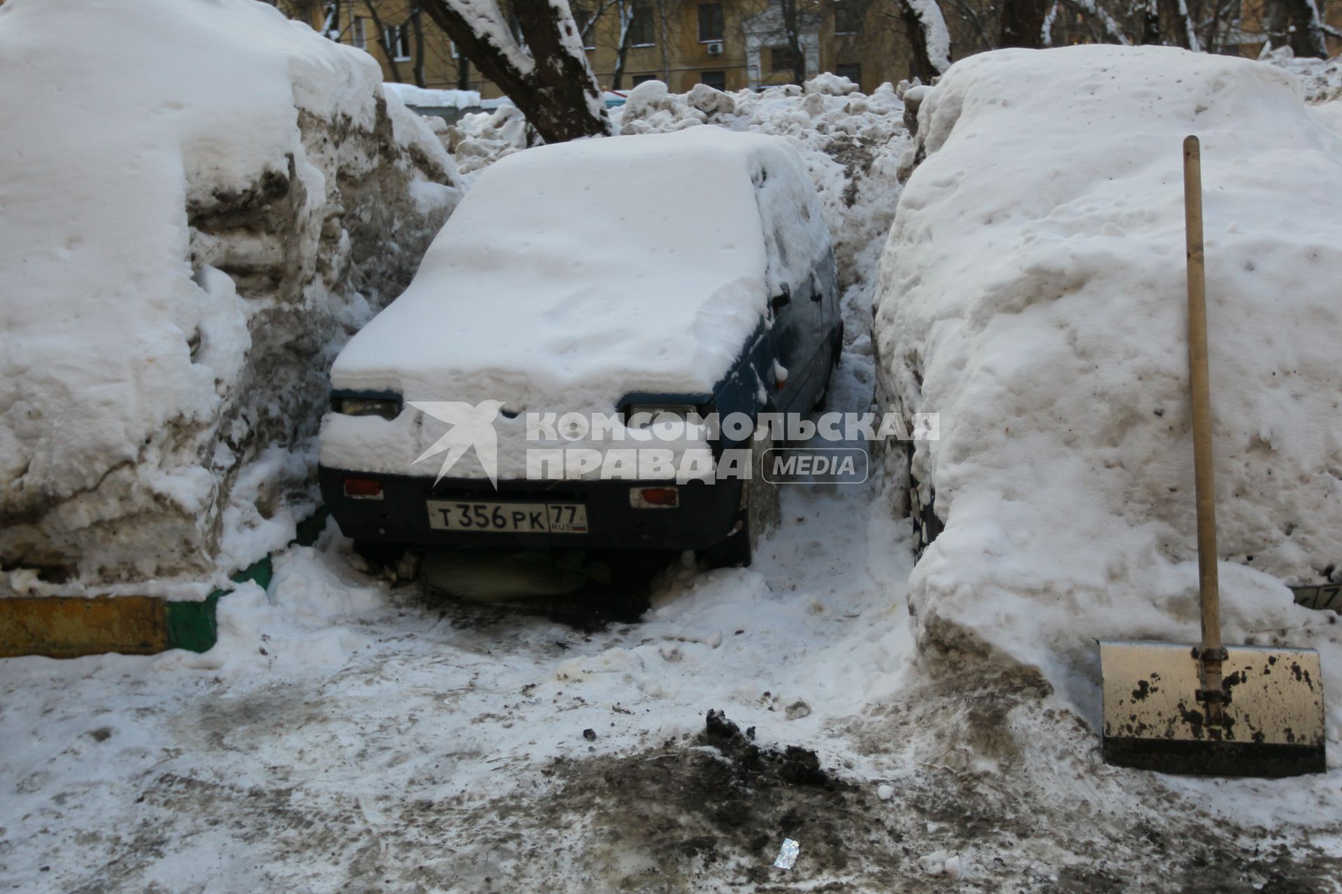 21 февраля 2011г. Машины занесенные снегом, машина в снегу