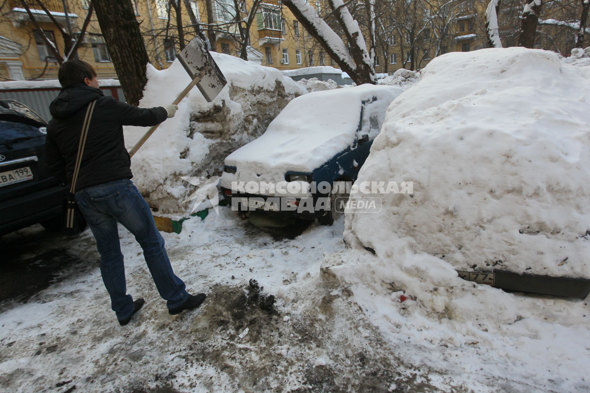 21 февраля 2011г. Машины занесенные снегом, машина в снегу, чистка снега.