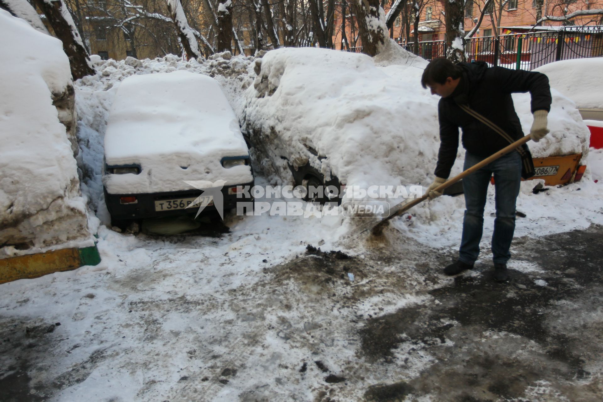 21 февраля 2011г. Машины занесенные снегом, машина в снегу, чистка снега.