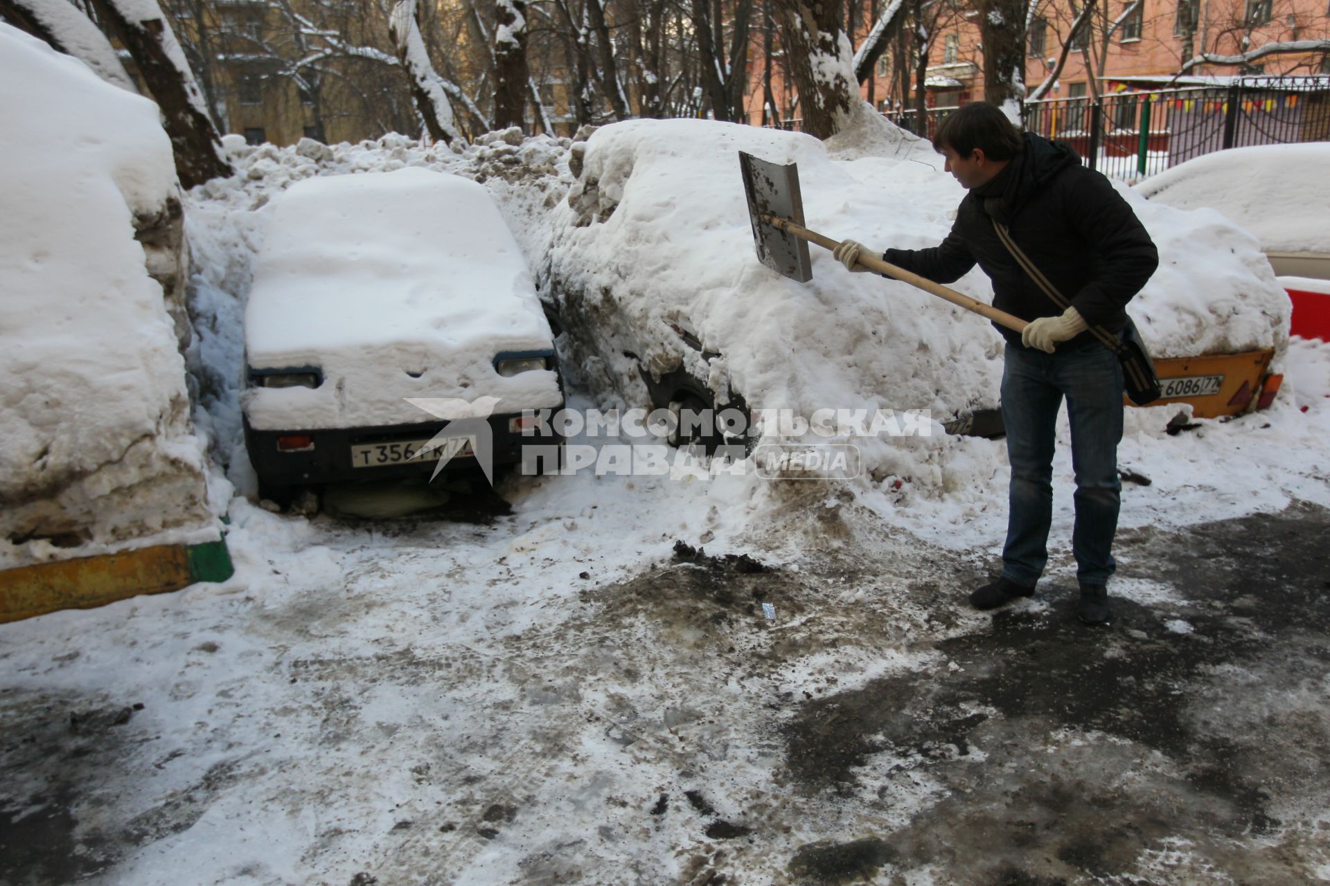 21 февраля 2011г. Машины занесенные снегом, машина в снегу, чистка снега.