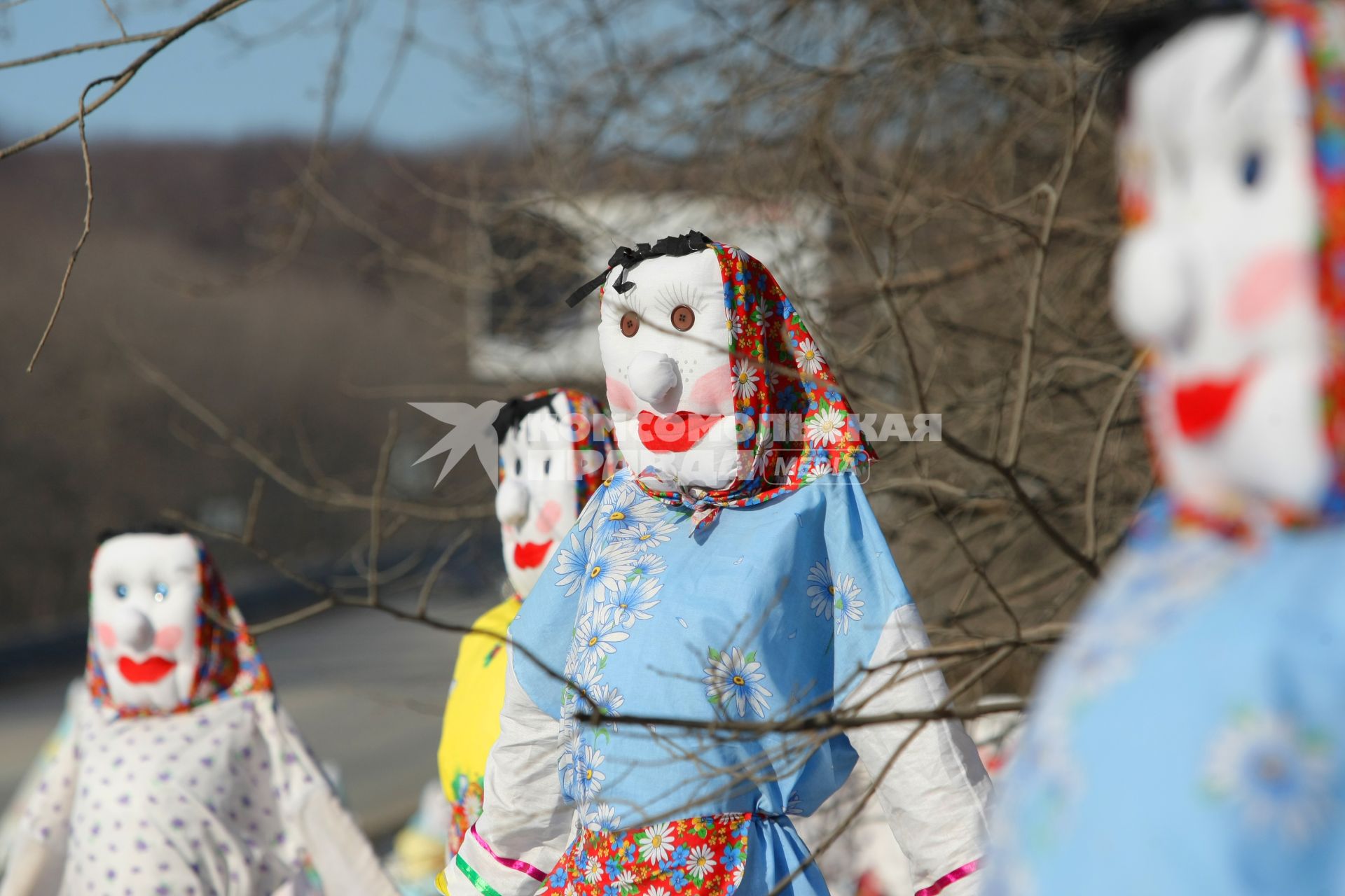 28.02.2011 Самара, Россия. Продажа кукол - Маслениц на трассе.