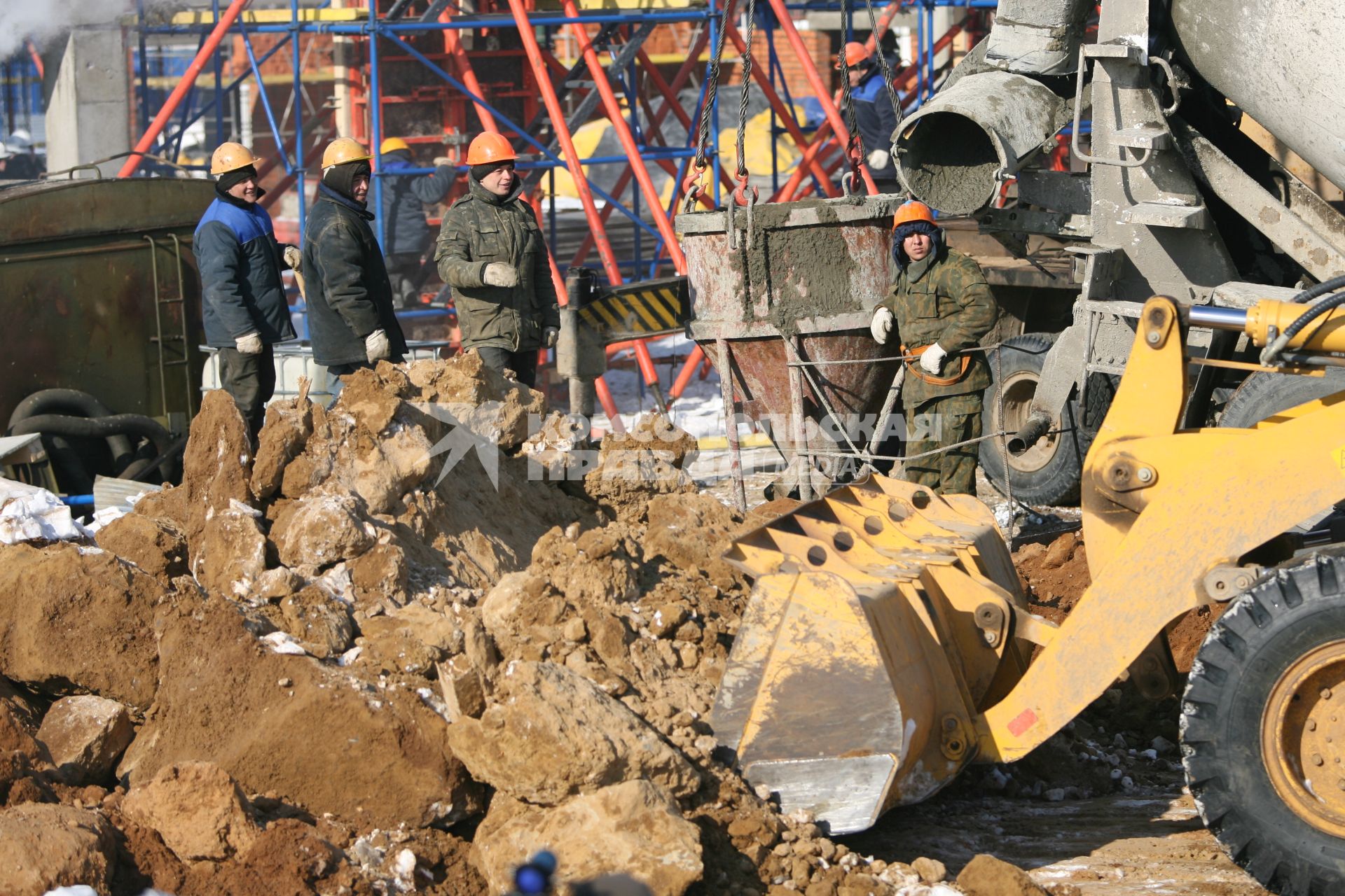 Строительство федерального военно- мемориального кладбища в Мытищах. На снимке: Рабочие наблюдают за работой экскаватора. 1 марта 2011 года