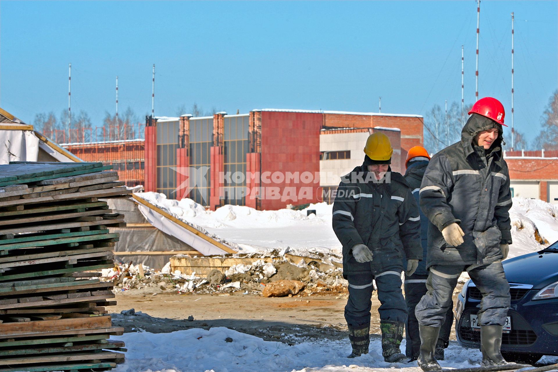 Строительство федерального военно- мемориального кладбища в Мытищах. На снимке: строители. 1 марта 2011 года