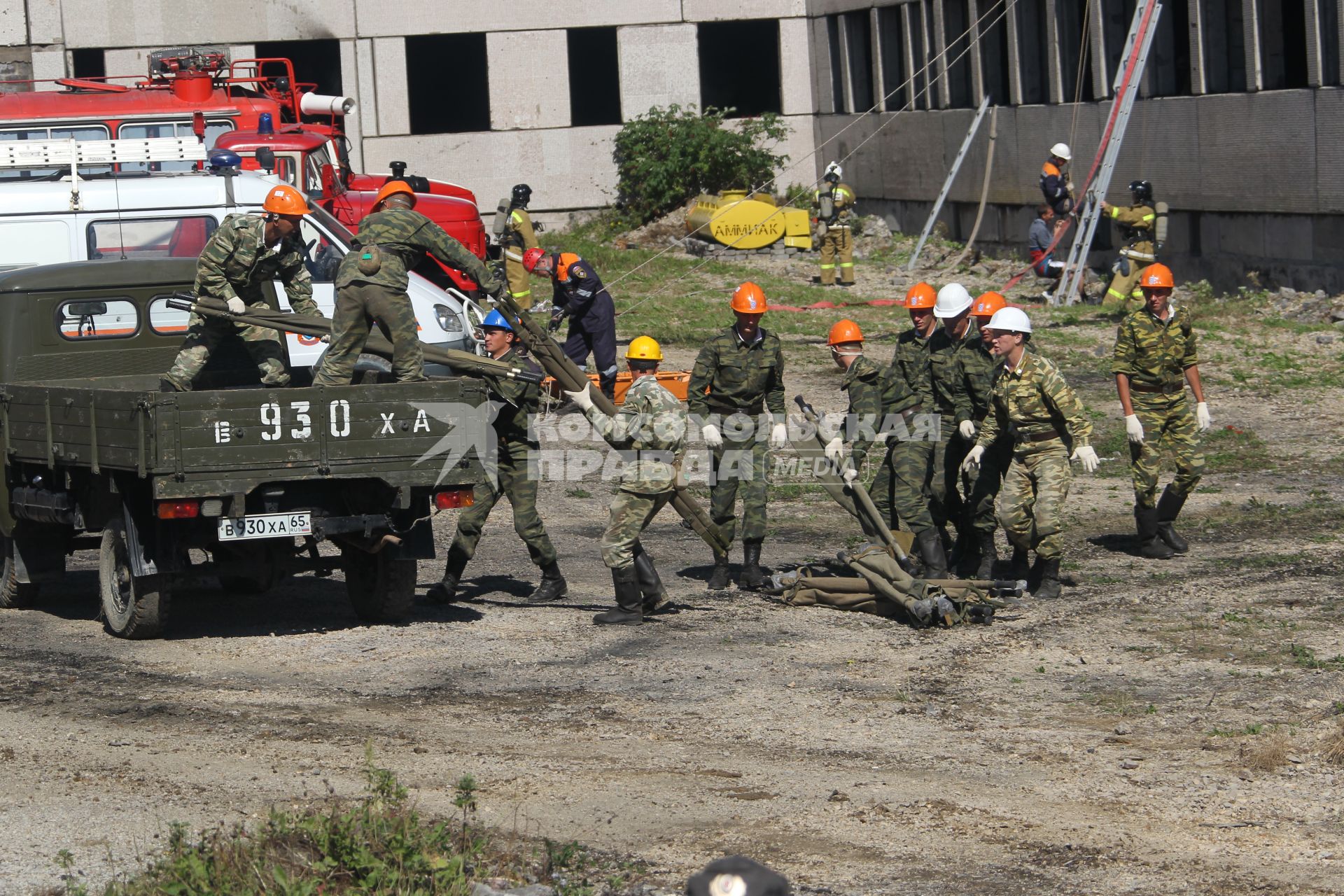 8 сентября 2010 года. Сахалин. Крупномасштабные учения, в ходе которых отработаны действия по предупреждению и ликвидации последствий цунами. На снимке: Спасатели.