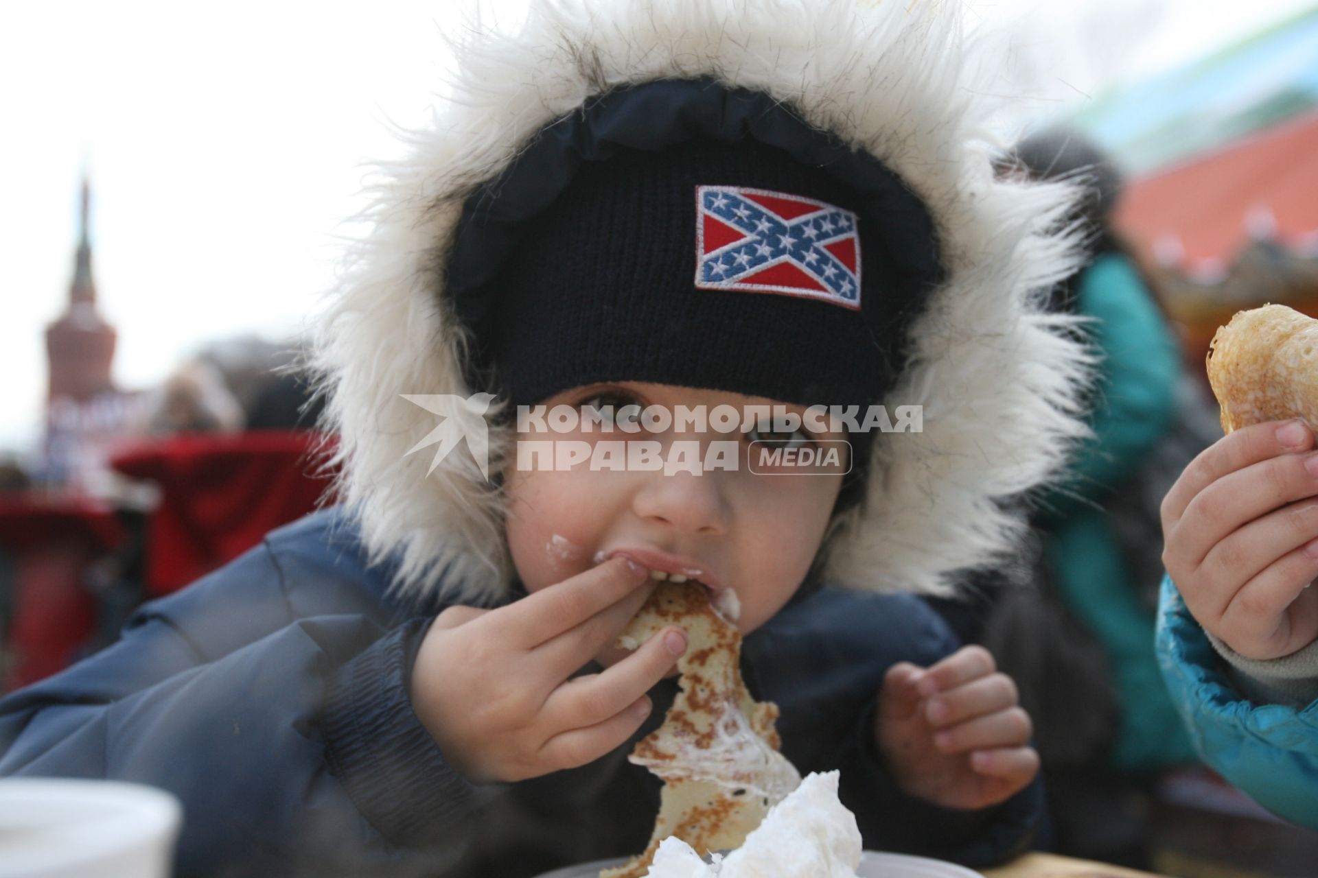 Масленица на Васильевском спуске, Москва, 5 марта 2011 года. блины