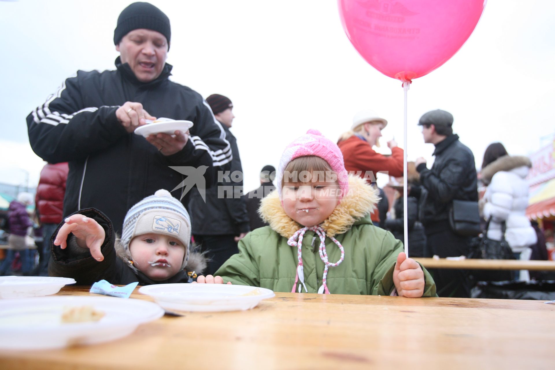 Масленица на Васильевском спуске, Москва, 5 марта 2011 года. блины