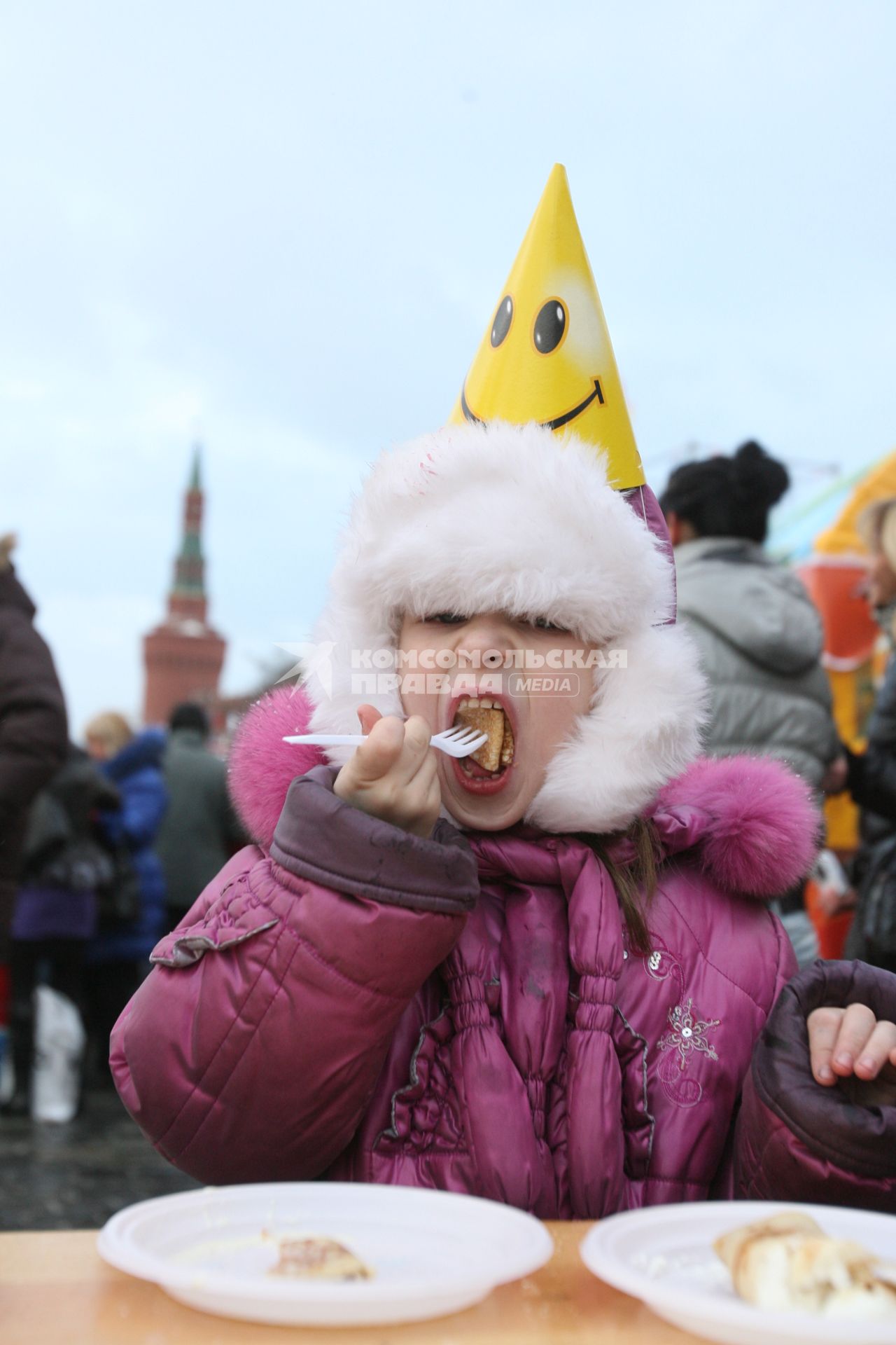 Масленица на Васильевском спуске, Москва, 5 марта 2011 года. блины