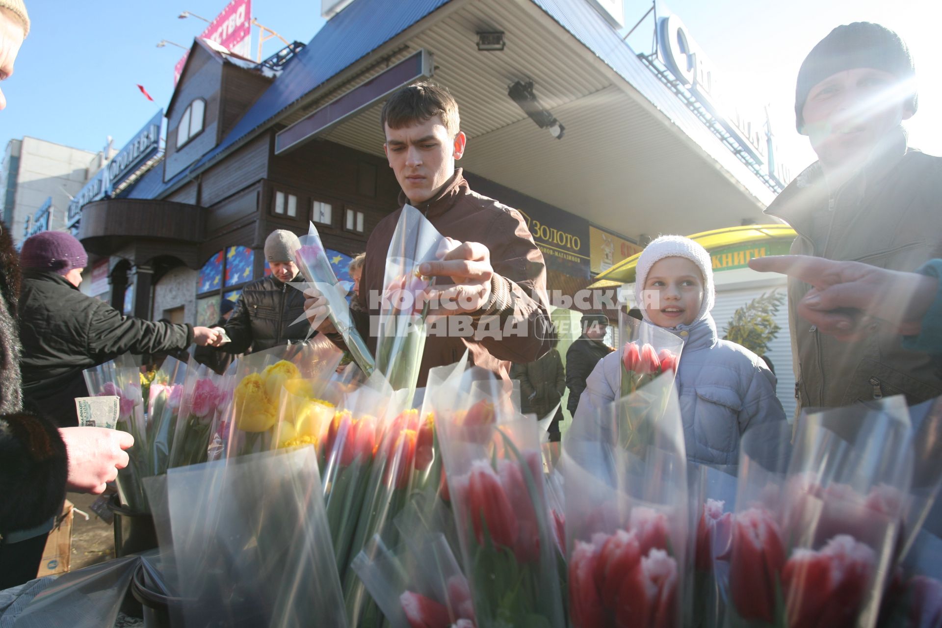 Мужчины скупаюту метро  цветы на 8 марта, Москва, 6 марта 2011 года