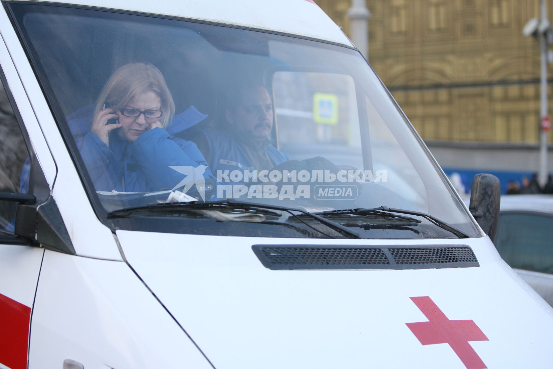 В машине скорой помощи врач записывает вызов по телефону, Москва, 6 марта 2011 года