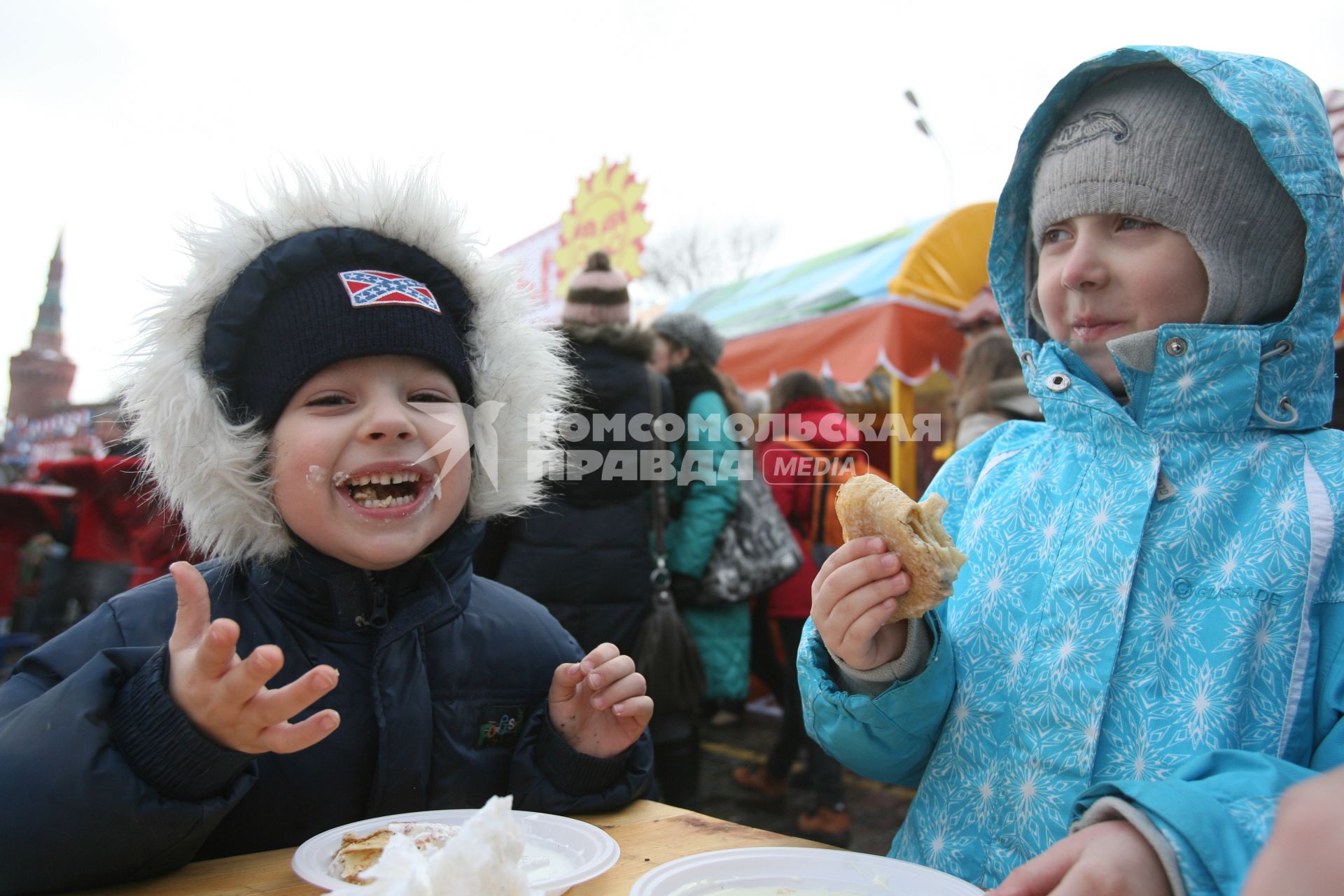 Масленица на Васильевском спуске, Москва, 5 марта 2011 года. блины