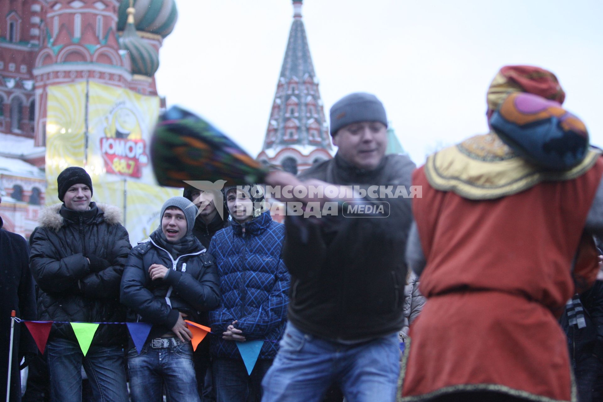 Масленица на Васильевском спуске, Москва, 5 марта 2011 года. бой подушками