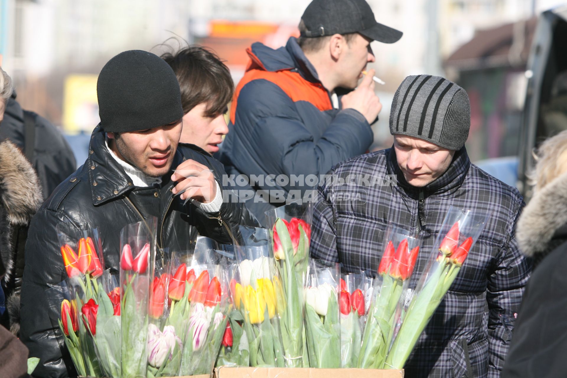 Мужчины скупаюту метро  цветы на 8 марта, Москва, 6 марта 2011 года