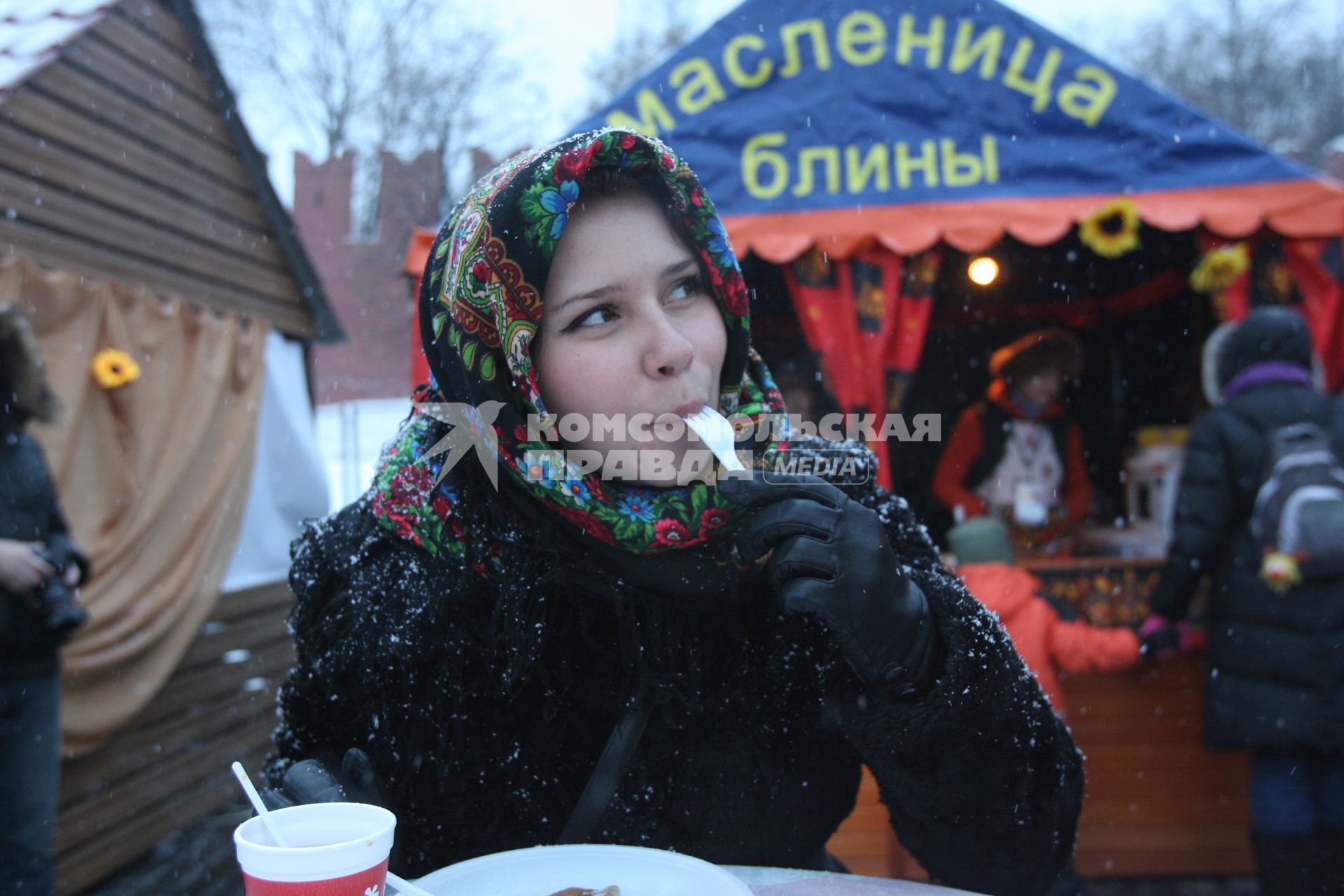 Масленица на Васильевском спуске, Москва, 5 марта 2011 года. блины