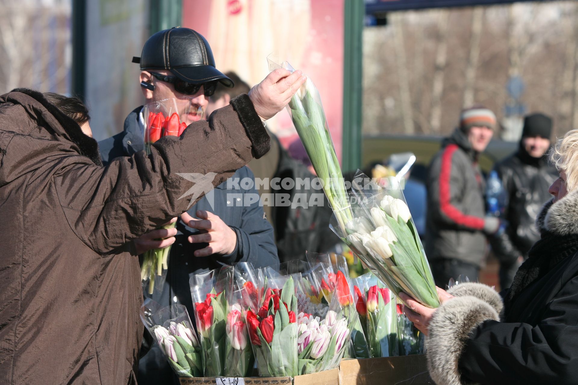 Мужчины скупаюту метро  цветы на 8 марта, Москва, 6 марта 2011 года