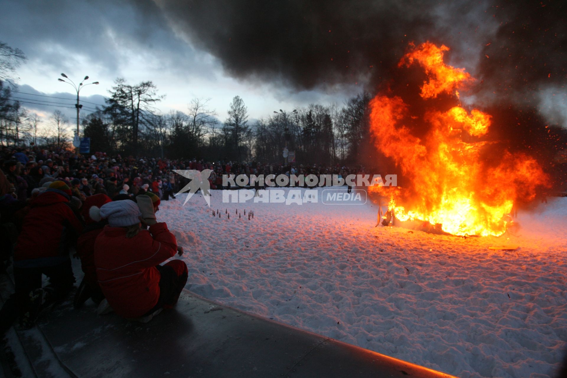 Масленица в Сокольниках, сжигают чучелов масленицы, Моска, 6 марта 2011 года.