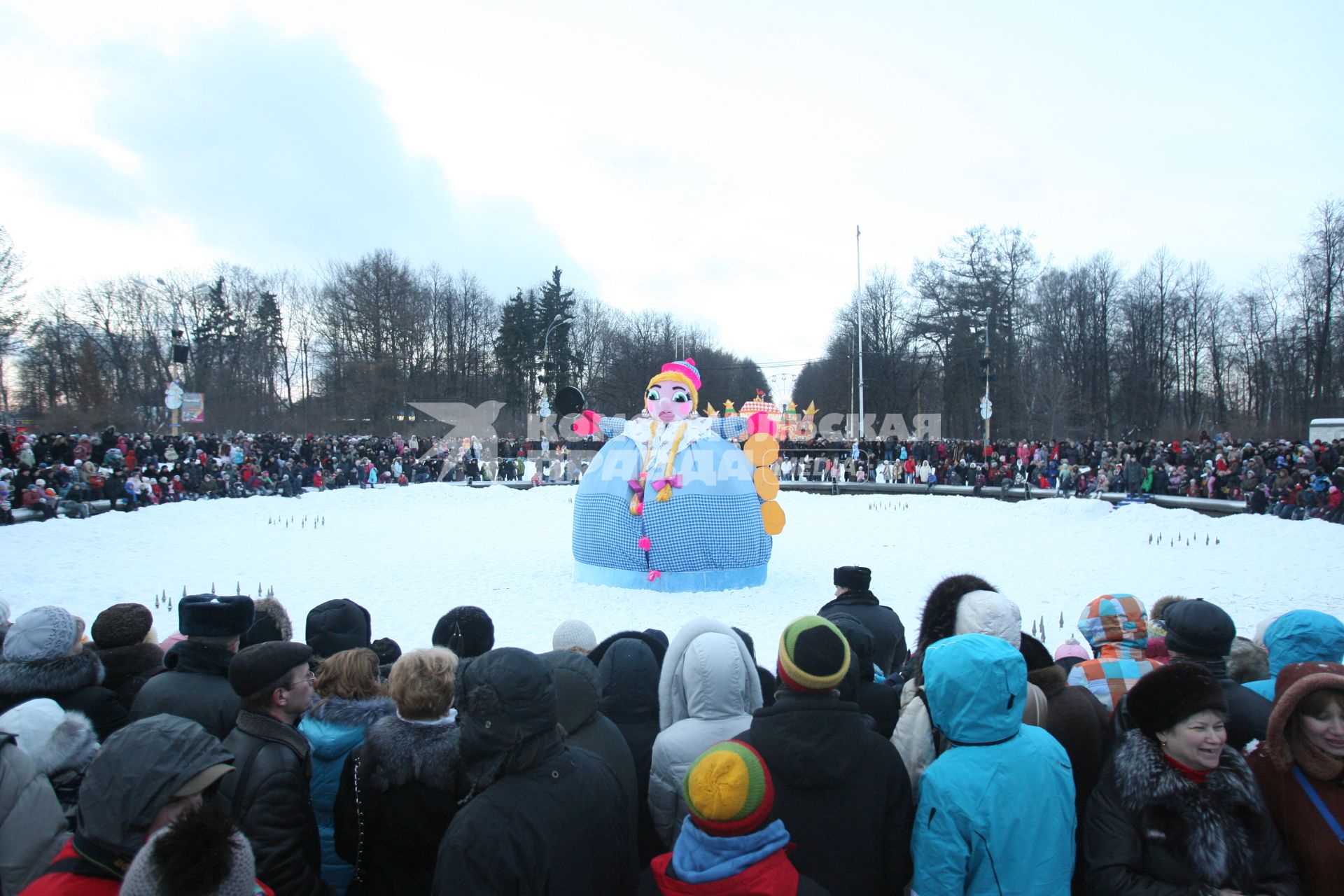 Масленица в Сокольниках, сжигают чучелов масленицы, Моска, 6 марта 2011 года.