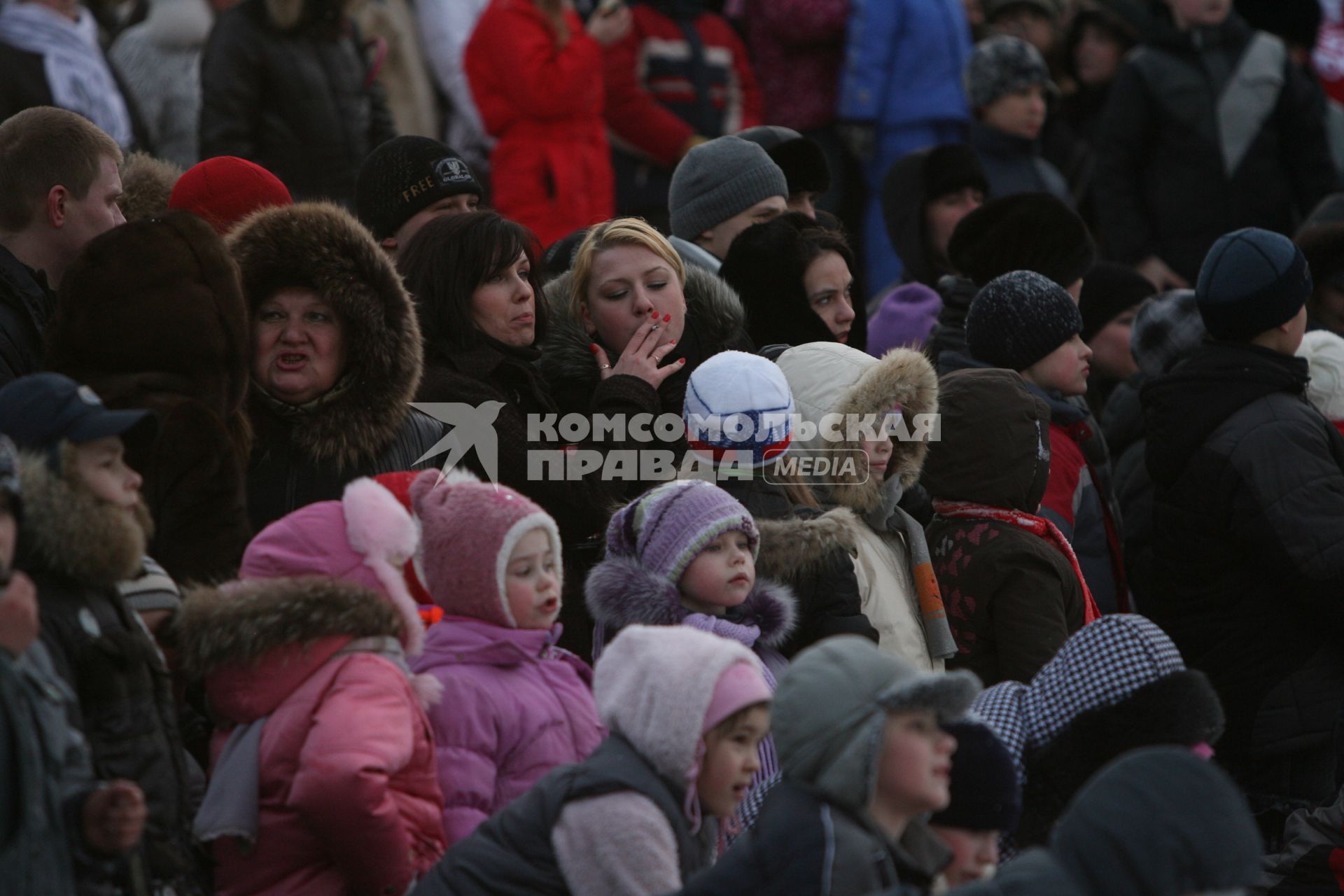 Одна девушка дает другой сигарету, Москва, Сокольники, 6 марта 2011 года.