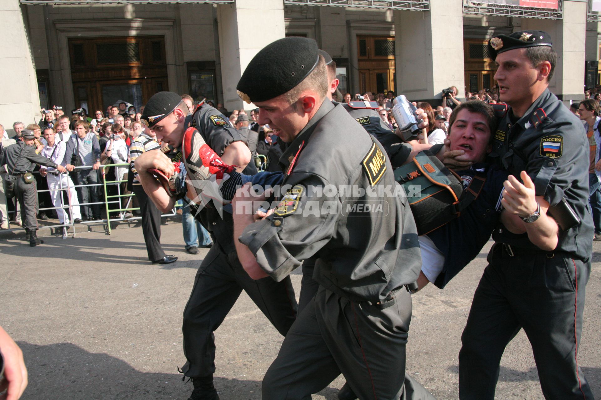 31 мая 2010 года. Триумфальная площадь. Марш несогласных. Несанкционированный митинг оппозиции в поддержку 31-й статьи Конституции РФ (свобода собраний и митингов). На снимке: сотрудники милиции задерживают участников мероприятия.