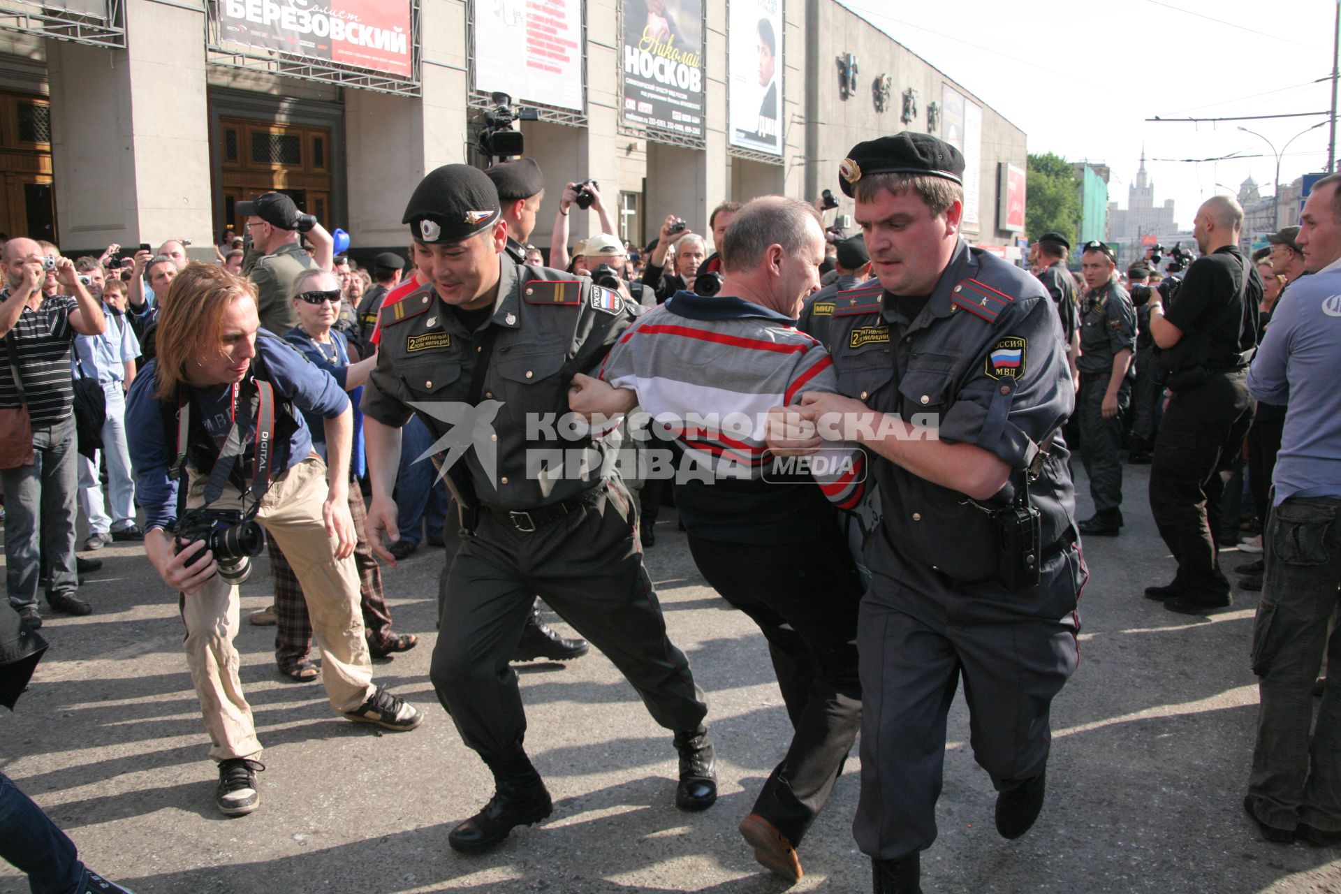 31 мая 2010 года. Триумфальная площадь. Марш несогласных. Несанкционированный митинг оппозиции в поддержку 31-й статьи Конституции РФ (свобода собраний и митингов). На снимке: сотрудники милиции задерживают участников мероприятия.