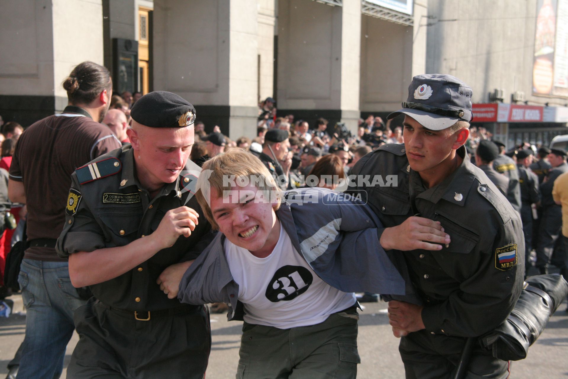 31 мая 2010 года. Триумфальная площадь. Марш несогласных. Несанкционированный митинг оппозиции в поддержку 31-й статьи Конституции РФ (свобода собраний и митингов). На снимке: сотрудники милиции задерживают участников мероприятия.