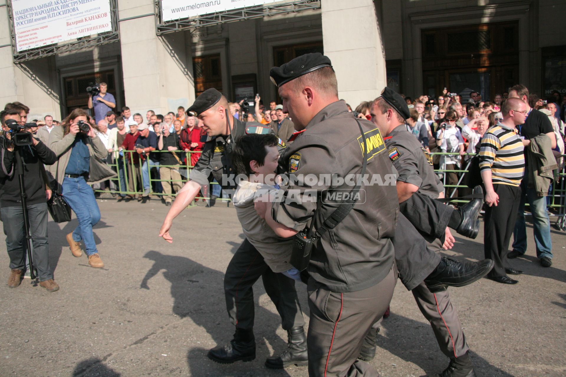 31 мая 2010 года. Триумфальная площадь. Марш несогласных. Несанкционированный митинг оппозиции в поддержку 31-й статьи Конституции РФ (свобода собраний и митингов). На снимке: сотрудники милиции задерживают участников мероприятия.