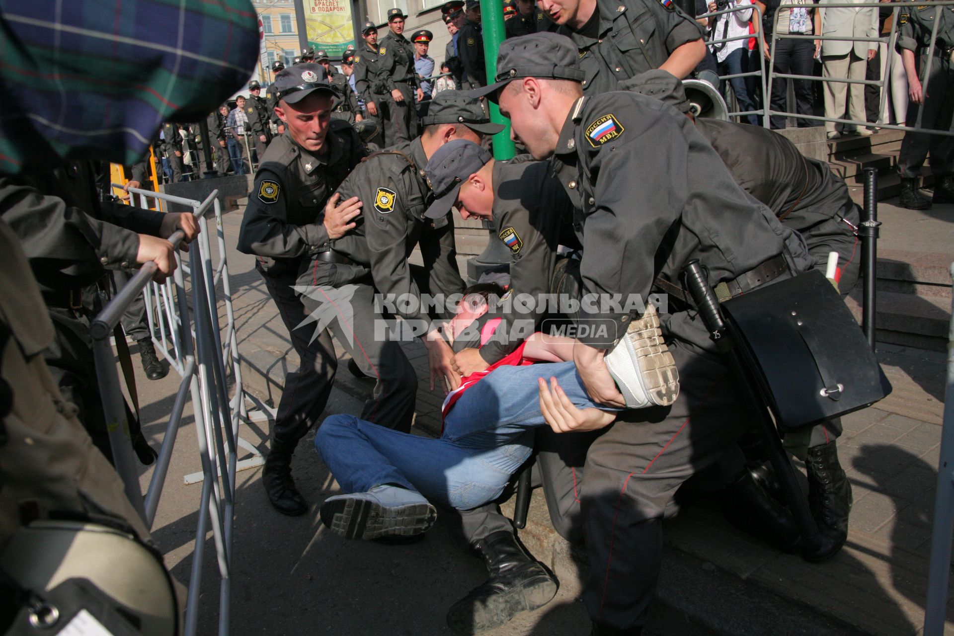 31 мая 2010 года. Триумфальная площадь. Марш несогласных. Несанкционированный митинг оппозиции в поддержку 31-й статьи Конституции РФ (свобода собраний и митингов). На снимке: сотрудники милиции задерживают участников мероприятия.