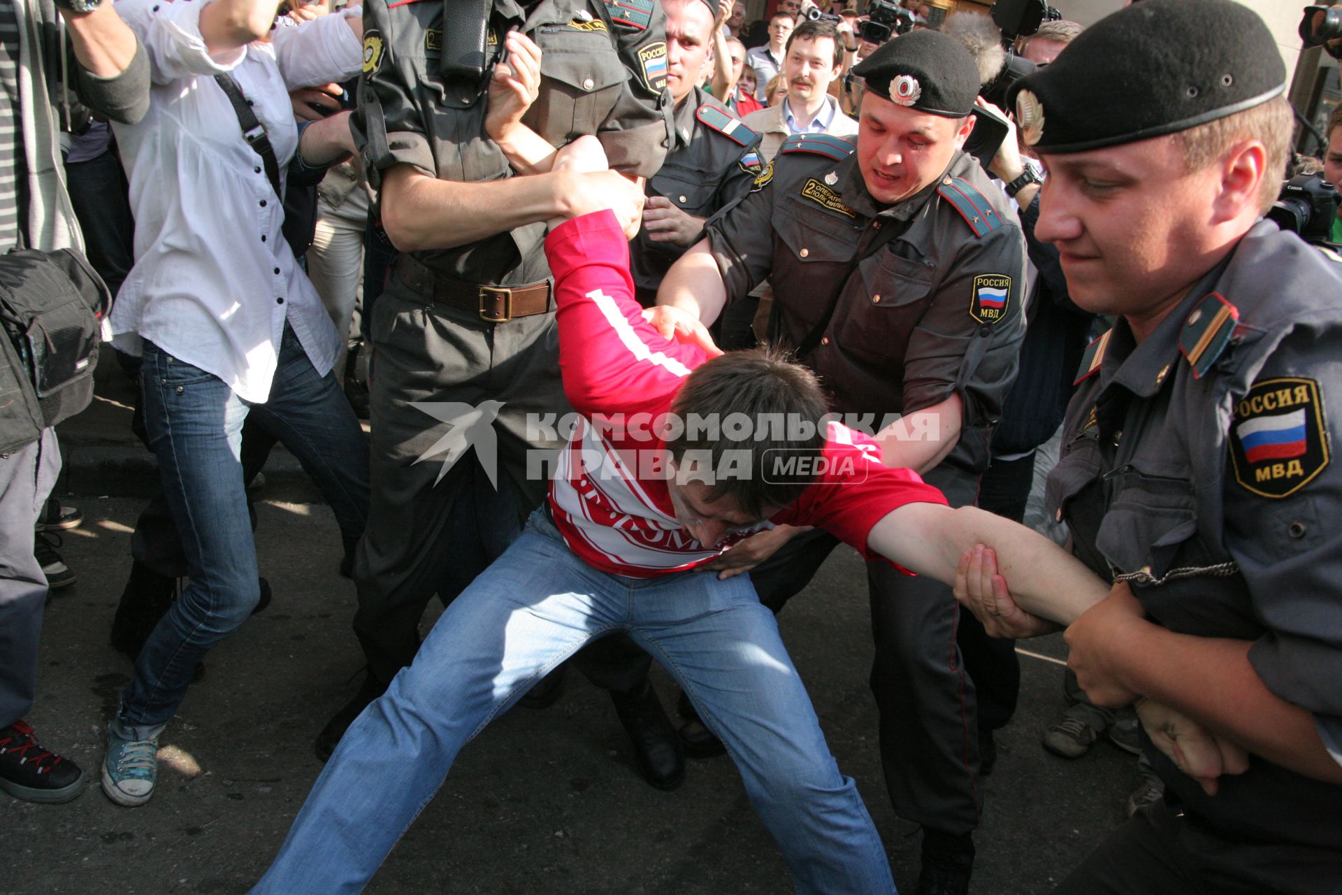 31 мая 2010 года. Триумфальная площадь. Марш несогласных. Несанкционированный митинг оппозиции в поддержку 31-й статьи Конституции РФ (свобода собраний и митингов). На снимке: сотрудники милиции задерживают участников мероприятия.