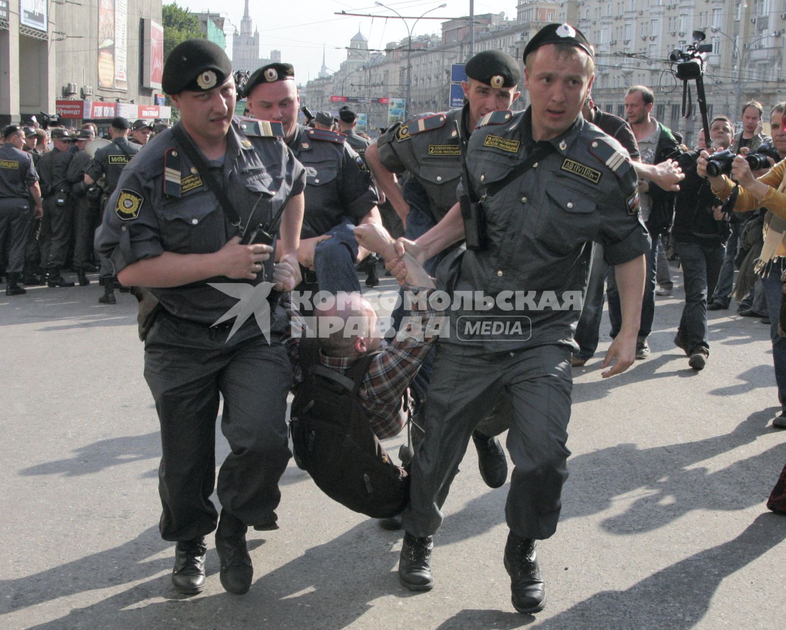 31 мая 2010 года. Триумфальная площадь. Марш несогласных. Несанкционированный митинг оппозиции в поддержку 31-й статьи Конституции РФ (свобода собраний и митингов). На снимке: сотрудники милиции задерживают участников мероприятия.