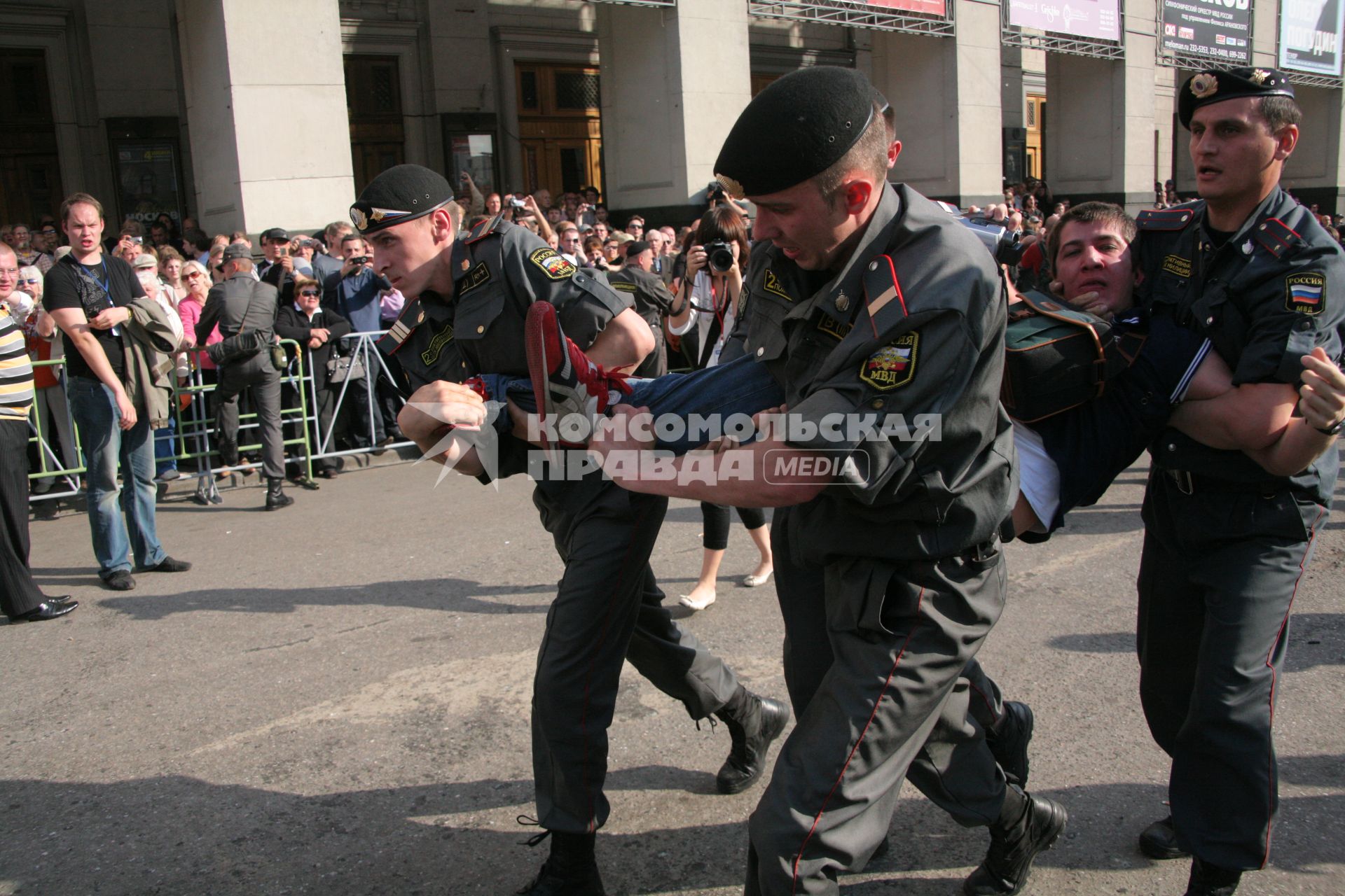 31 мая 2010 года. Триумфальная площадь. Марш несогласных. Несанкционированный митинг оппозиции в поддержку 31-й статьи Конституции РФ (свобода собраний и митингов). На снимке: сотрудники милиции задерживают участников мероприятия.