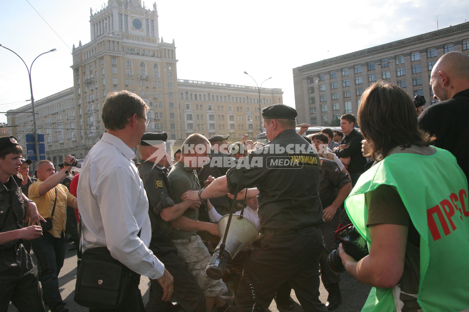 31 мая 2010 года. Триумфальная площадь. Марш несогласных. Несанкционированный митинг оппозиции в поддержку 31-й статьи Конституции РФ (свобода собраний и митингов). На снимке: сотрудники милиции задерживают участников мероприятия.