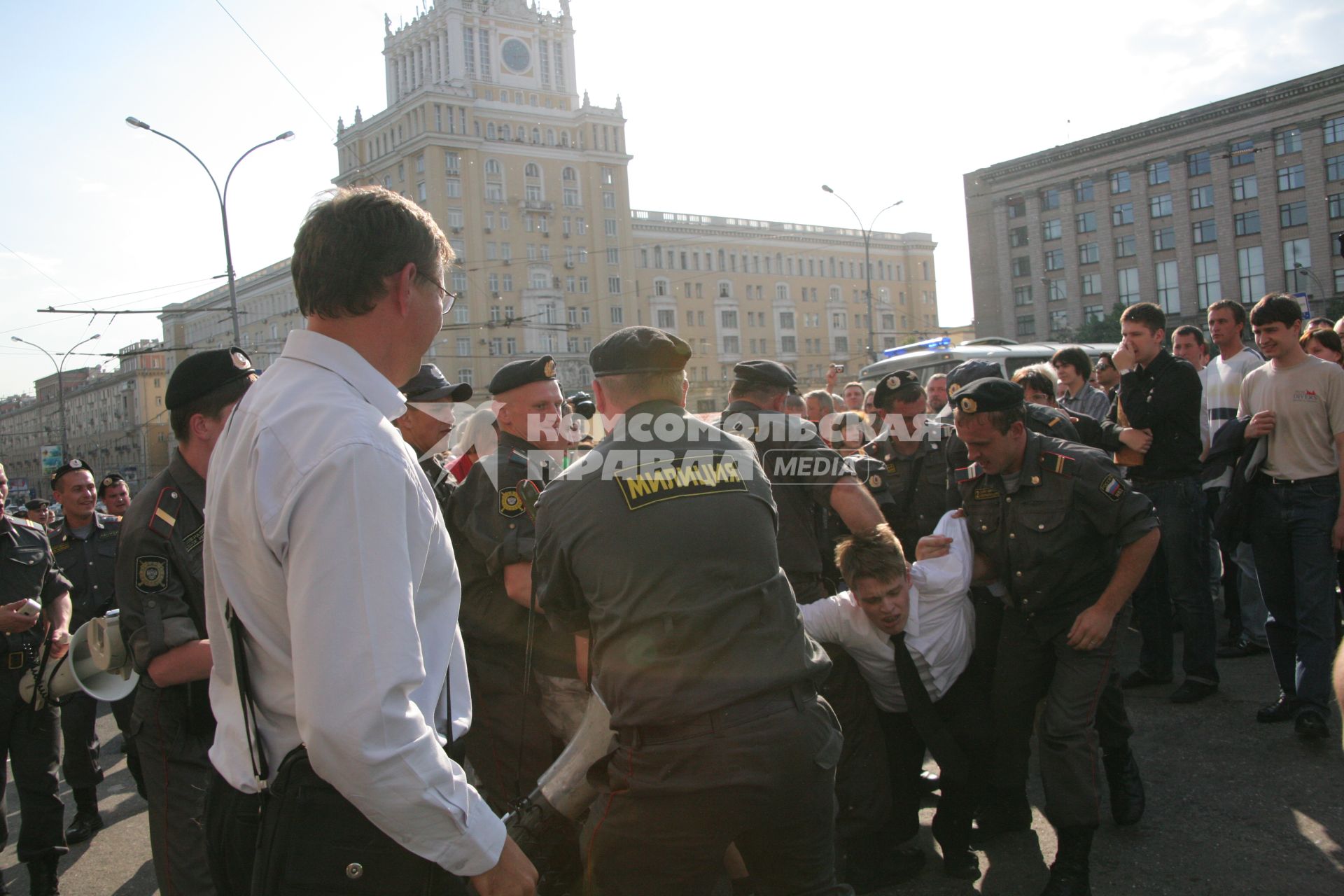 31 мая 2010 года. Триумфальная площадь. Марш несогласных. Несанкционированный митинг оппозиции в поддержку 31-й статьи Конституции РФ (свобода собраний и митингов). На снимке: сотрудники милиции задерживают участников мероприятия.