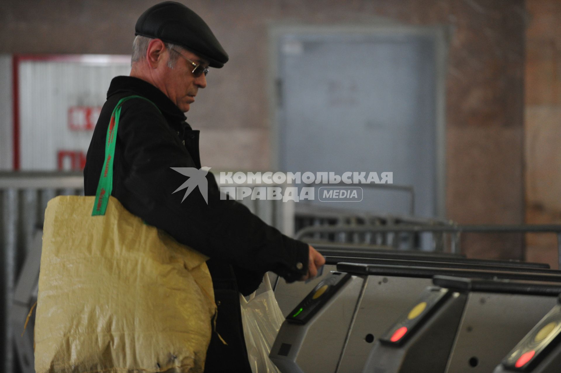 Россия. Москва. 4 марта 2011. Турникеты в метро. Проезд, зайцы. Общественный транспорт, пассажиры метро.