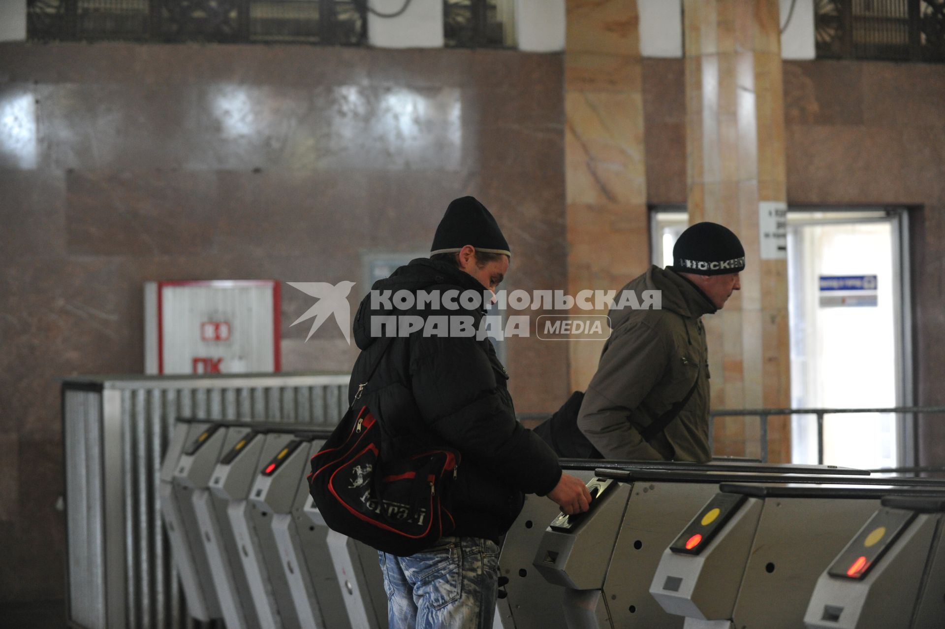 Россия. Москва. 4 марта 2011. Турникеты в метро. Проезд, зайцы. Общественный транспорт, пассажиры метро.