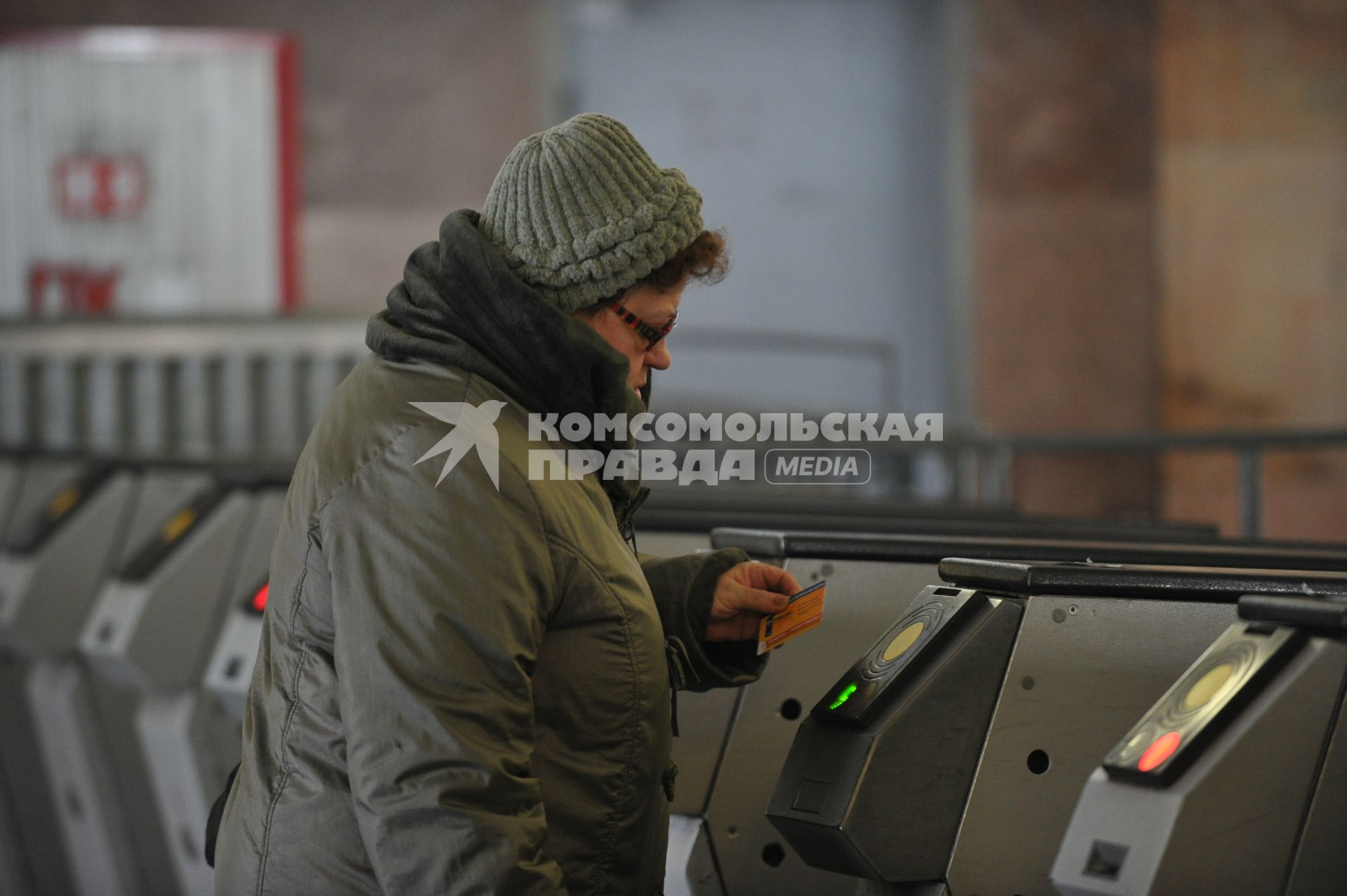 Россия. Москва. 4 марта 2011. Турникеты в метро. Проезд, зайцы. Общественный транспорт пассажиры метро.