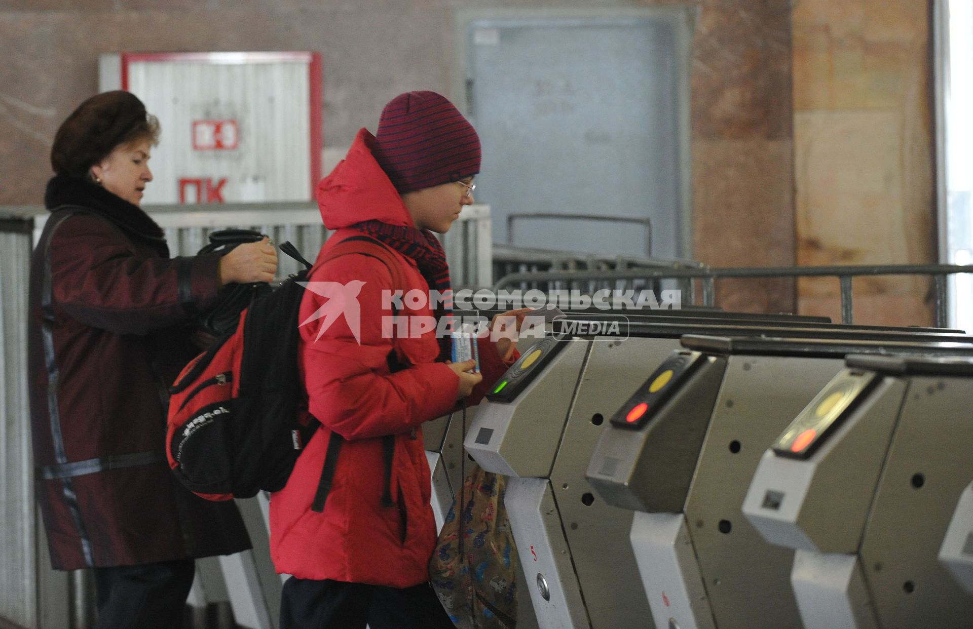 Россия. Москва. 4 марта 2011. Турникеты в метро. Проезд, зайцы. Общественный транспорт, пассажиры метро.