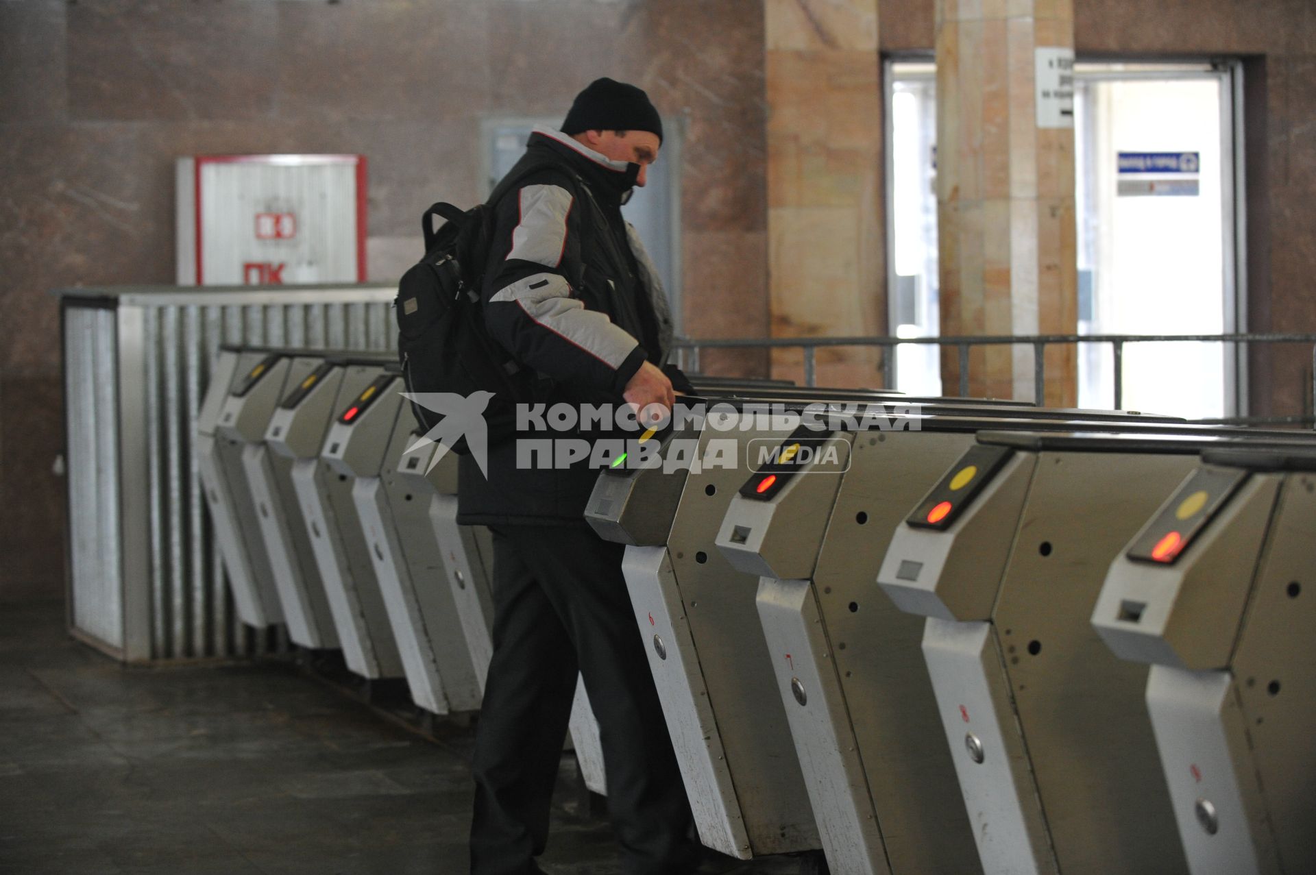 Россия. Москва. 4 марта 2011. Турникеты в метро. Проезд, зайцы. Общественный транспорт, пассажиры метро.