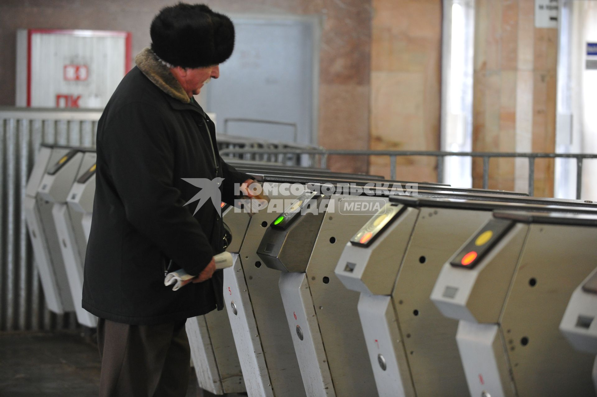 Россия. Москва. 4 марта 2011. Турникеты в метро. Проезд, зайцы. Общественный транспорт, пассажиры метро.