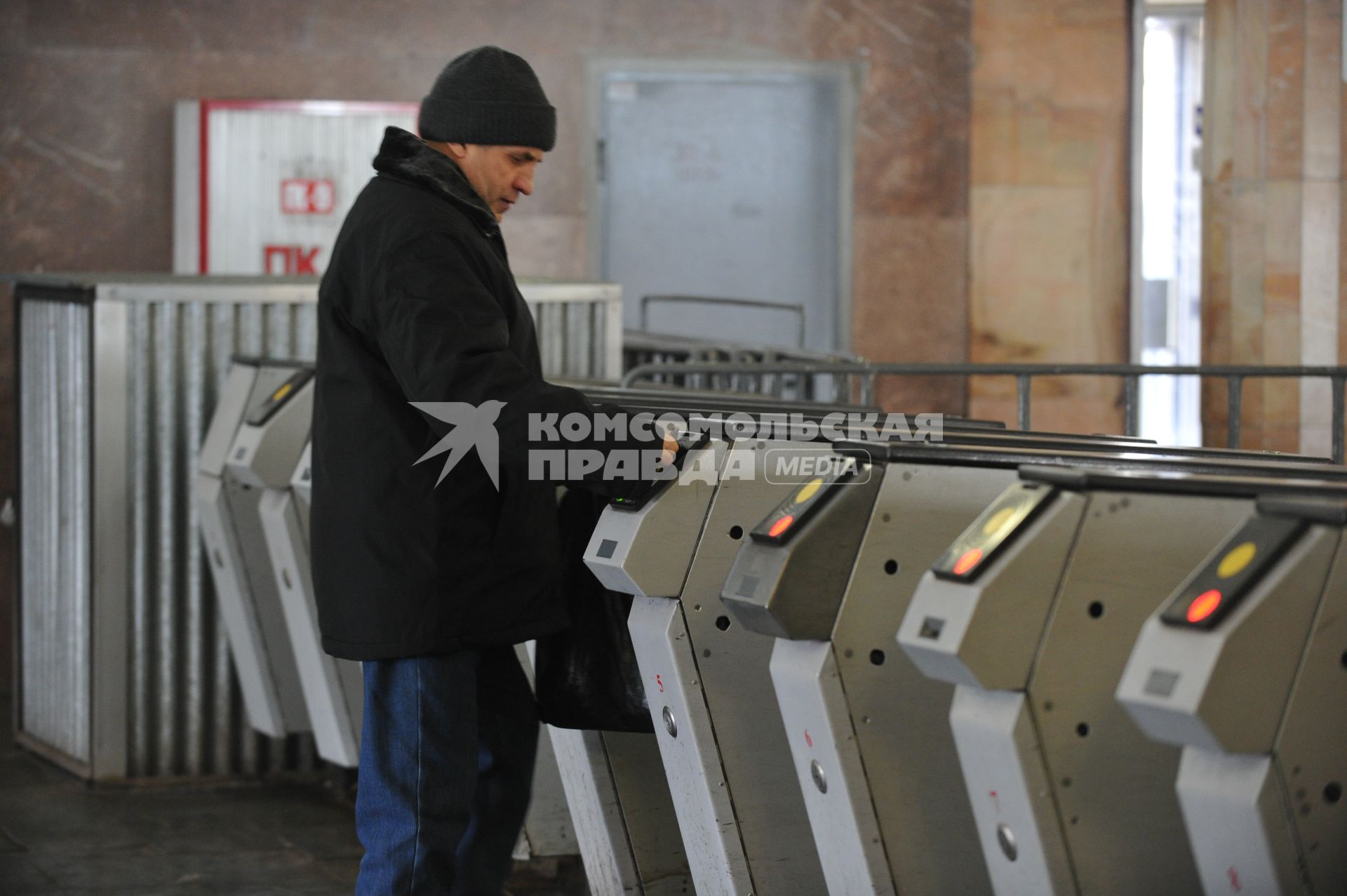 Россия. Москва. 4 марта 2011. Турникеты в метро. Проезд, зайцы. Общественный транспорт. пассажиры метро