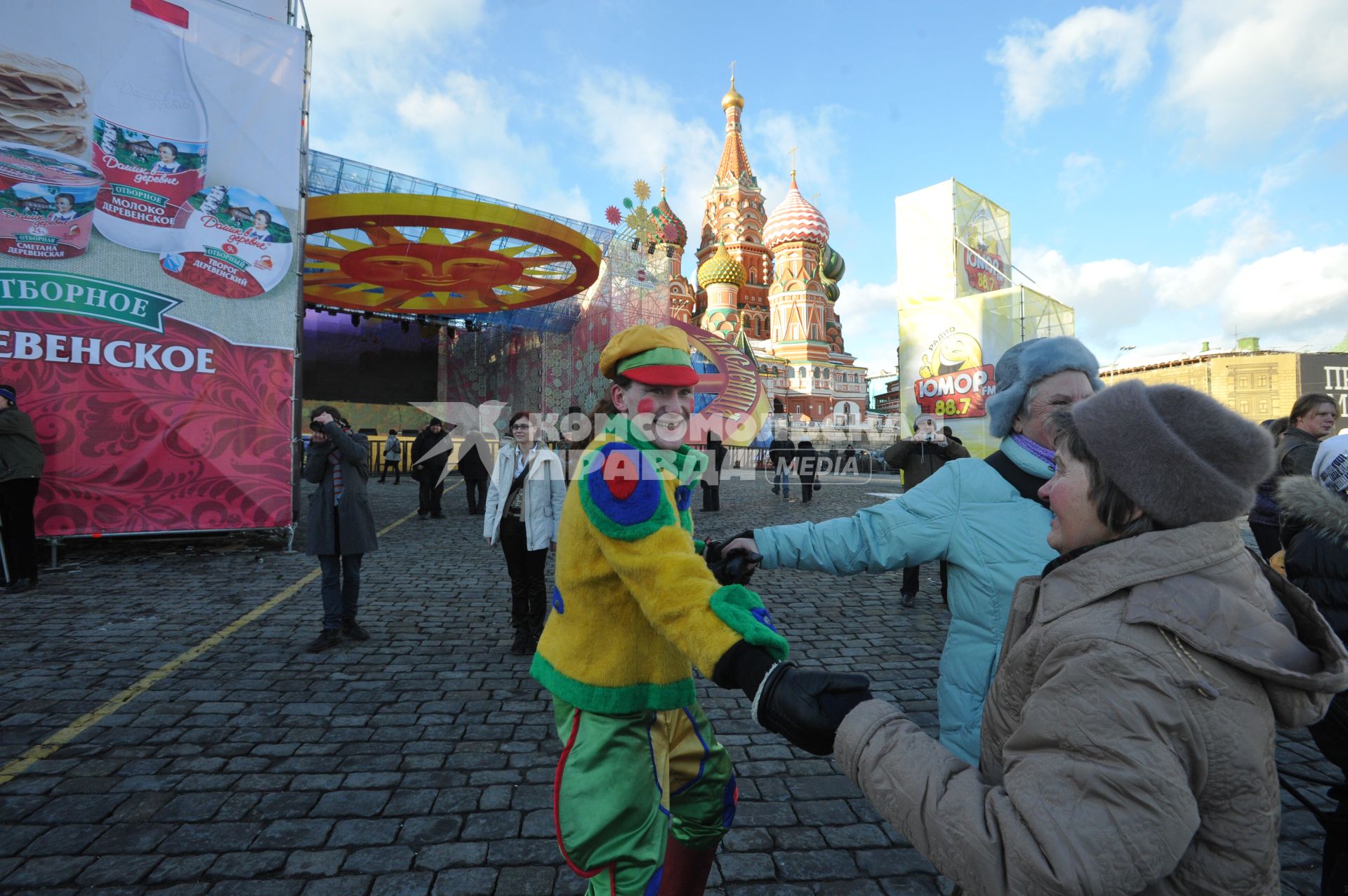 Празнование масленицы в масленичном городке на Васильевском спуске Москва 4 марта 2011 года