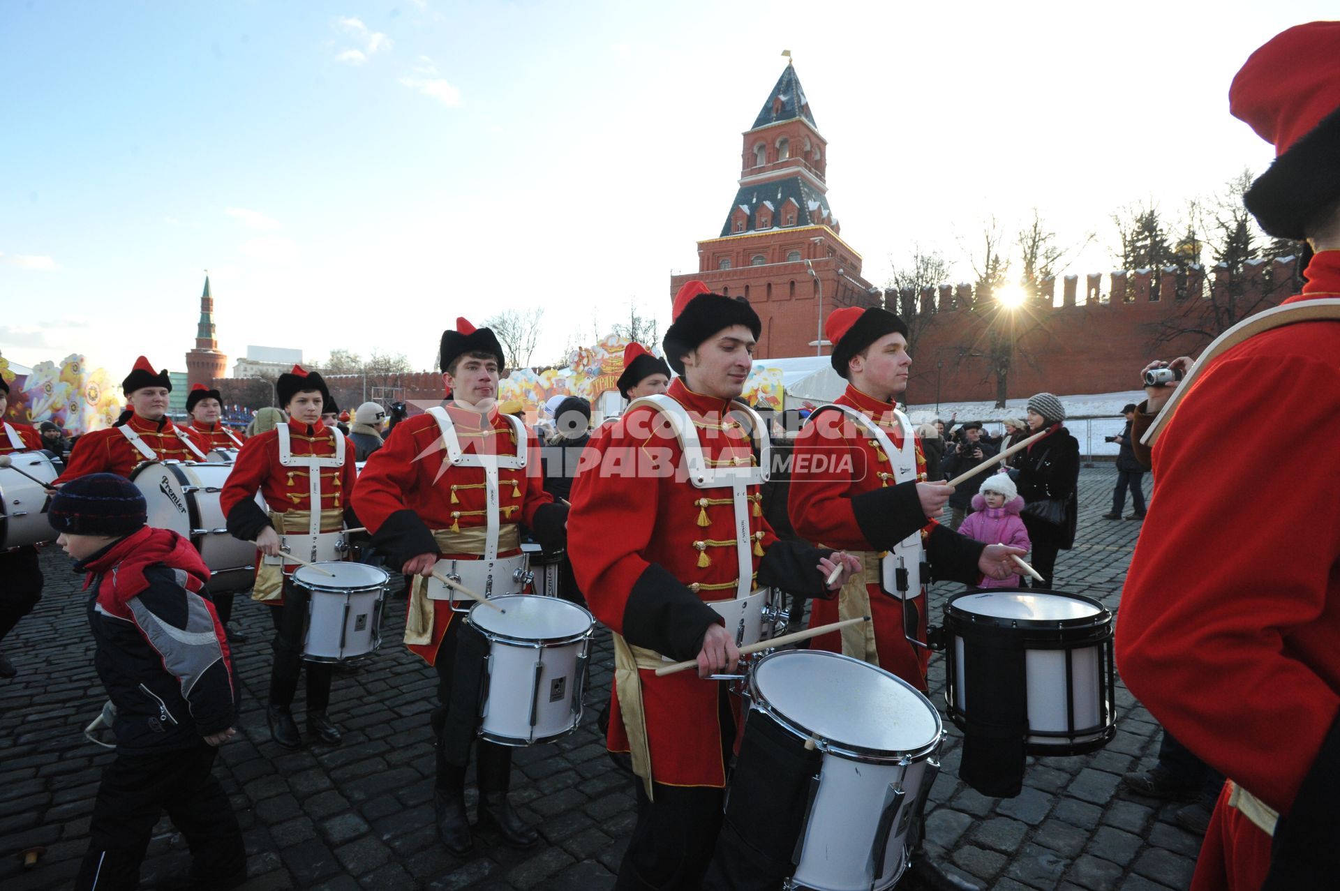 Празнование масленицы в масленичном городке на Васильевском спуске Москва 4 марта 2011 года