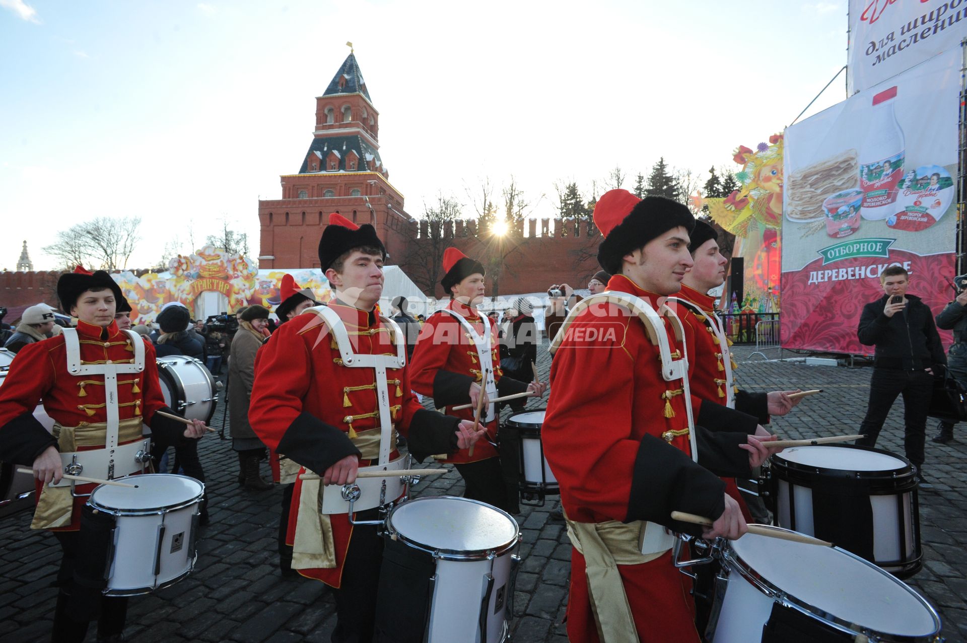 Празнование масленицы в масленичном городке на Васильевском спуске Москва 4 марта 2011 года