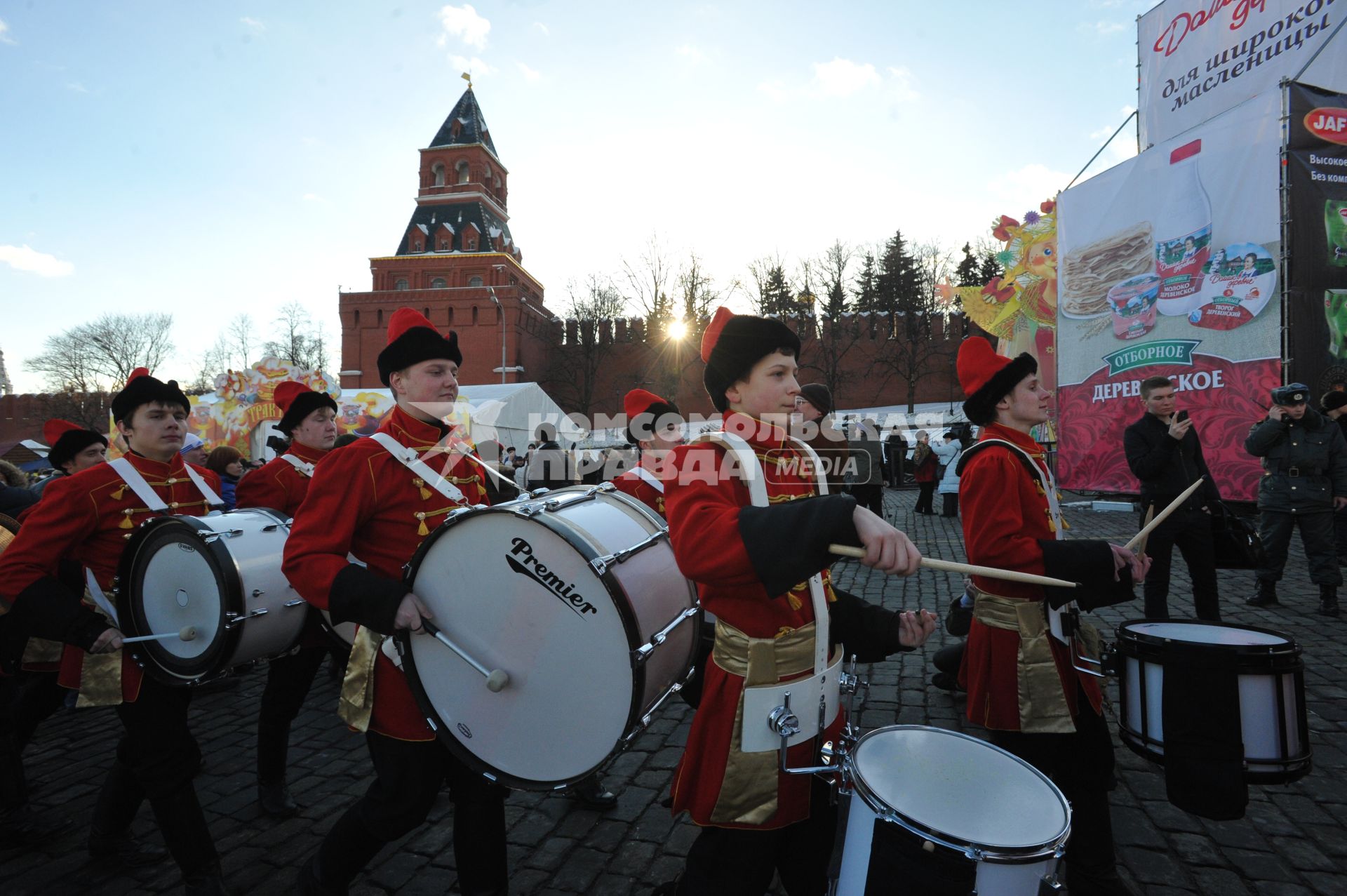 Празнование масленицы в масленичном городке на Васильевском спуске Москва 4 марта 2011 года