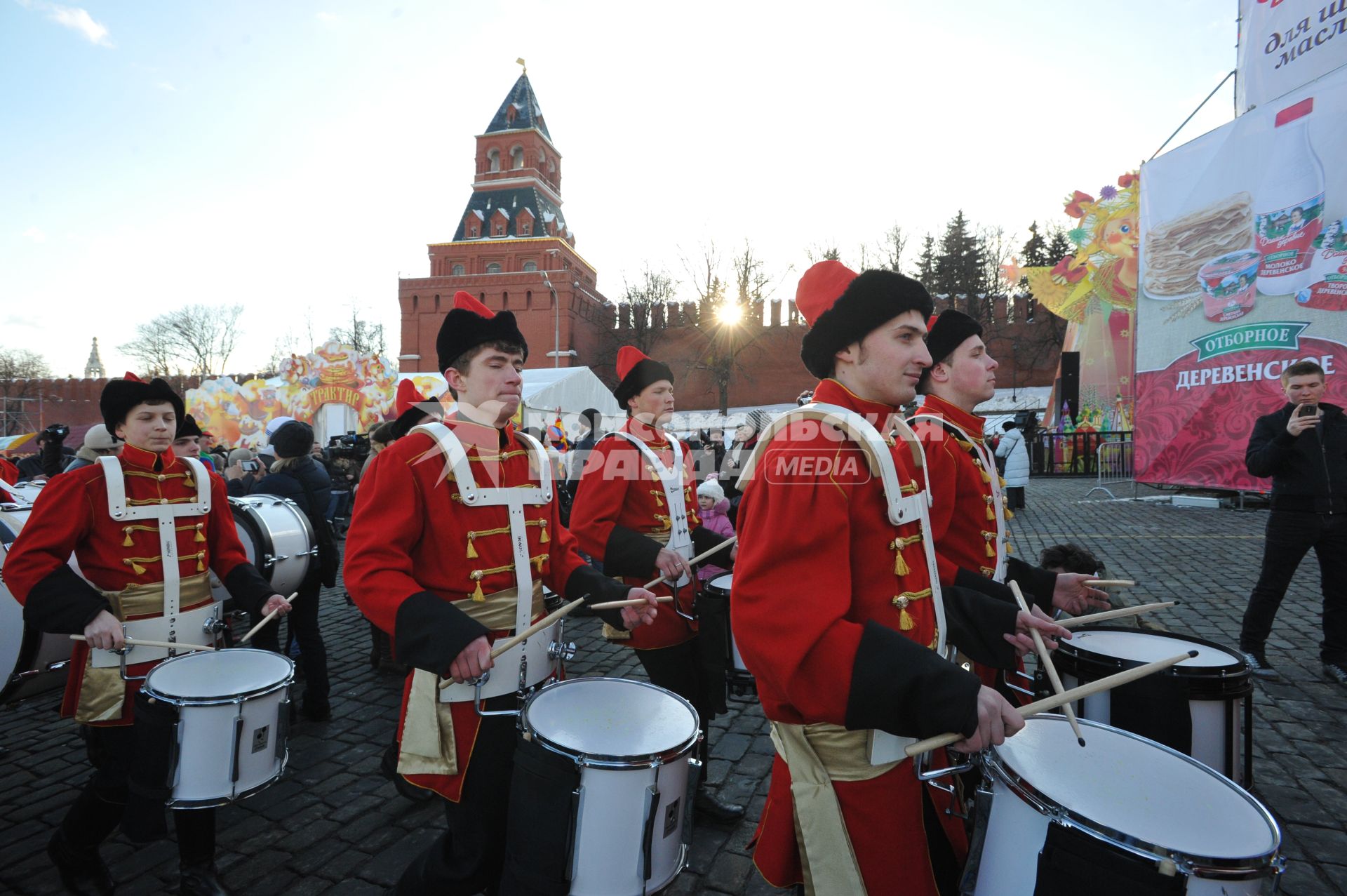 Празнование масленицы в масленичном городке на Васильевском спуске Москва 4 марта 2011 года