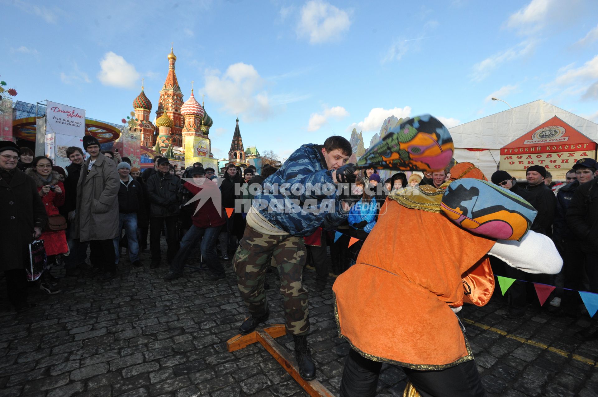 Празнование масленицы в масленичном городке на Васильевском спуске Москва 4 марта 2011 года